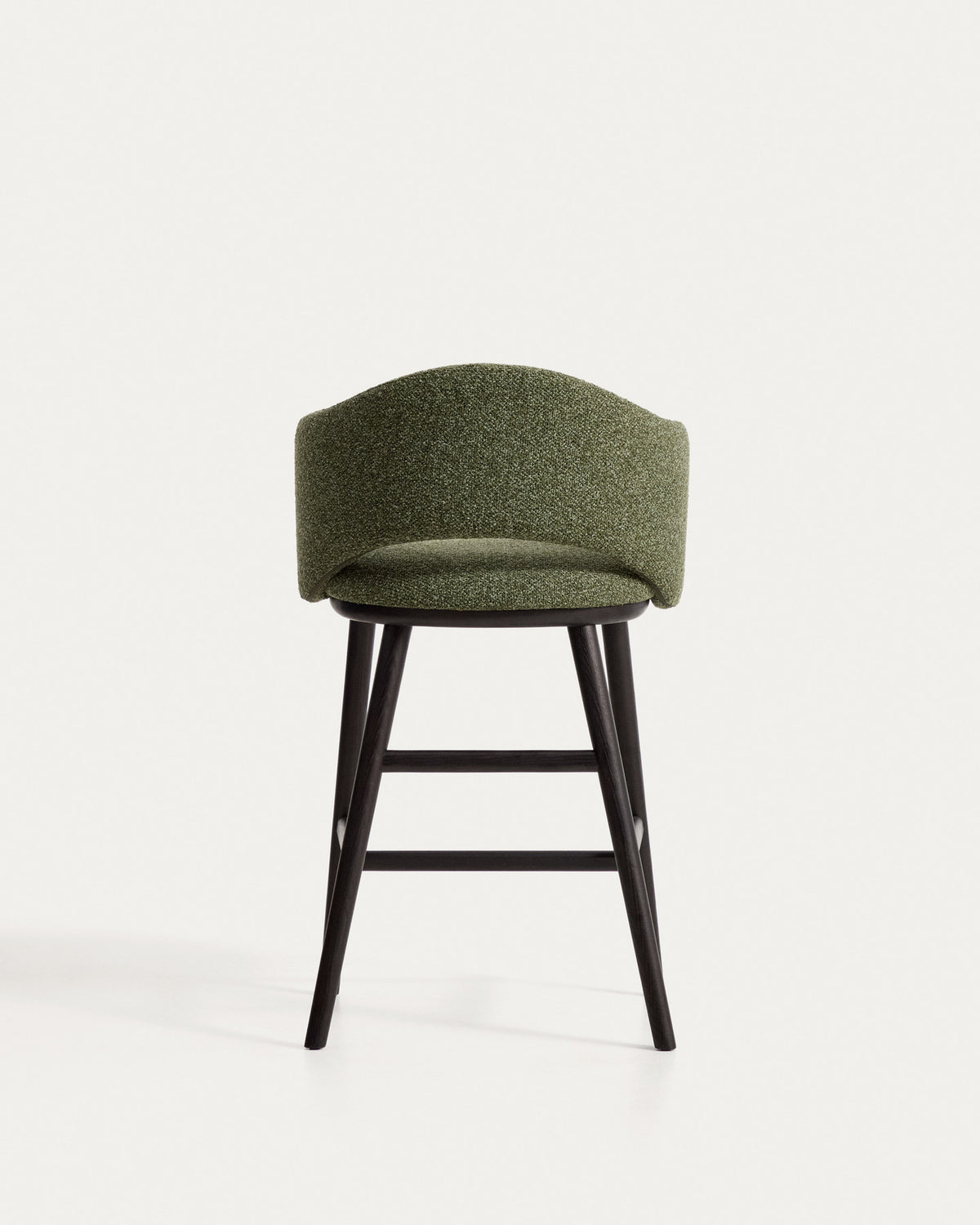 Barhocker Maina in Grün mit Chenille-Bezug, geschwungener Lehne und dunklen Holzbeinen