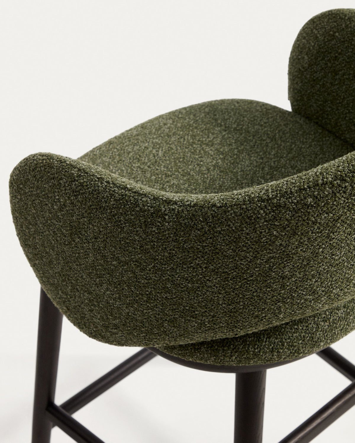 Barhocker Maina in Grün mit Chenille-Bezug, geschwungener Lehne und dunklen Holzbeinen
