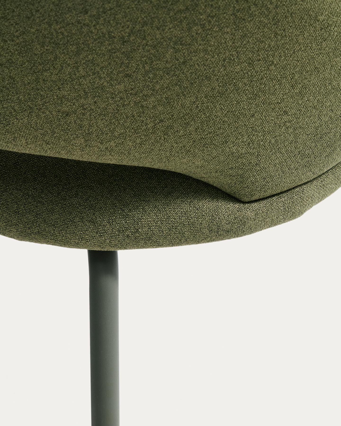 Stuhl Bonali mit grüner Chenille und grünen Metallbeinen, FSC Mix Credit in Grün präsentiert im Onlineshop von KAQTU Design AG. Stuhl ist von Kave Home