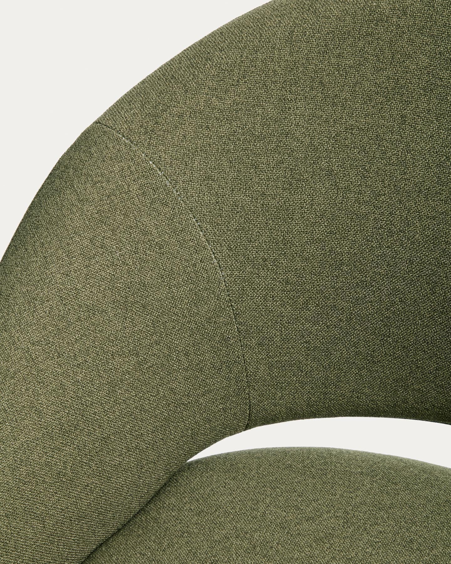 Stuhl Bonali mit grüner Chenille und grünen Metallbeinen, FSC Mix Credit in Grün präsentiert im Onlineshop von KAQTU Design AG. Stuhl ist von Kave Home