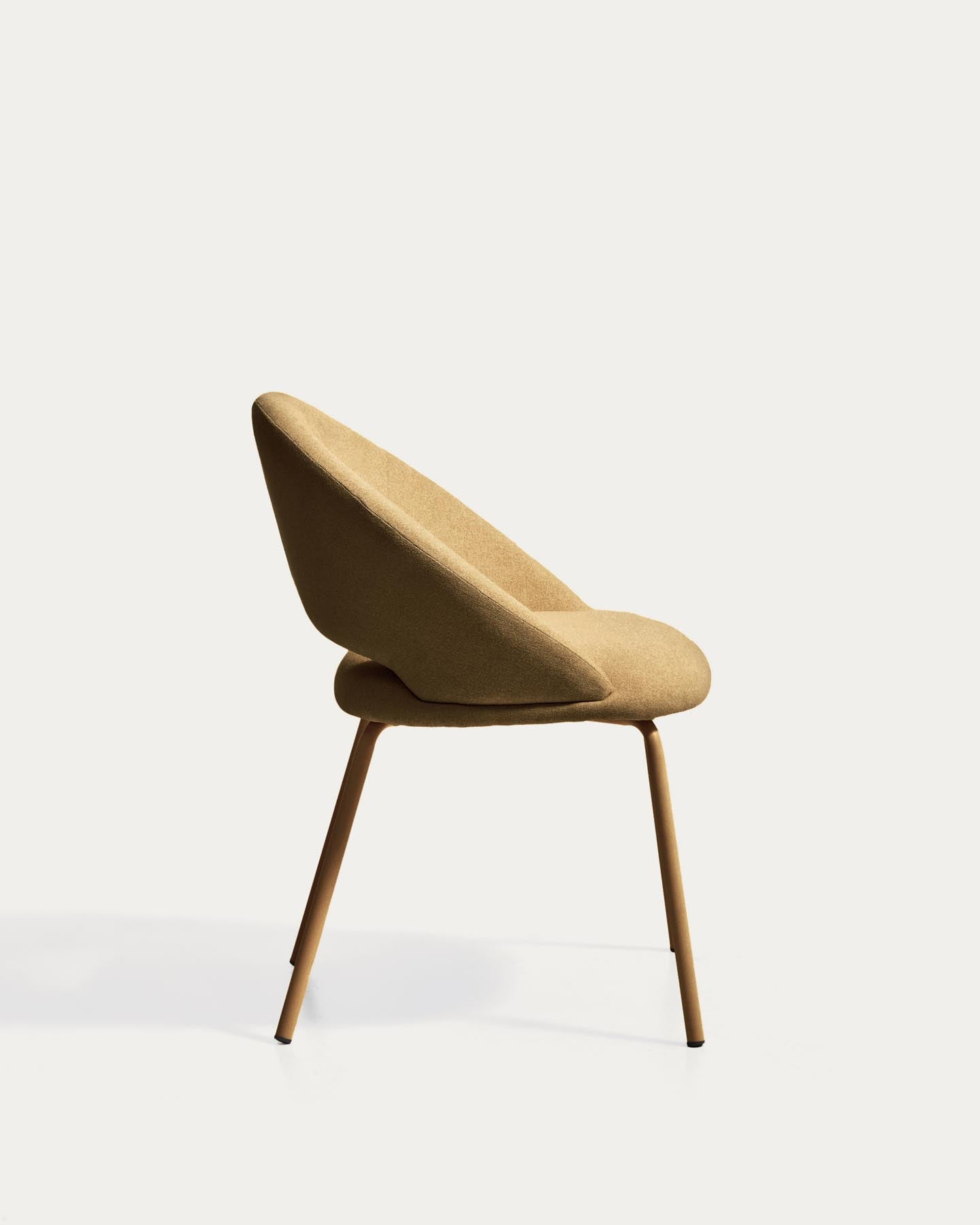 Stuhl Bonali mit senfgelber Chenille und Beinen aus senfgelbem Metall, FSC Mix Credit in Senfgelb präsentiert im Onlineshop von KAQTU Design AG. Stuhl ist von Kave Home