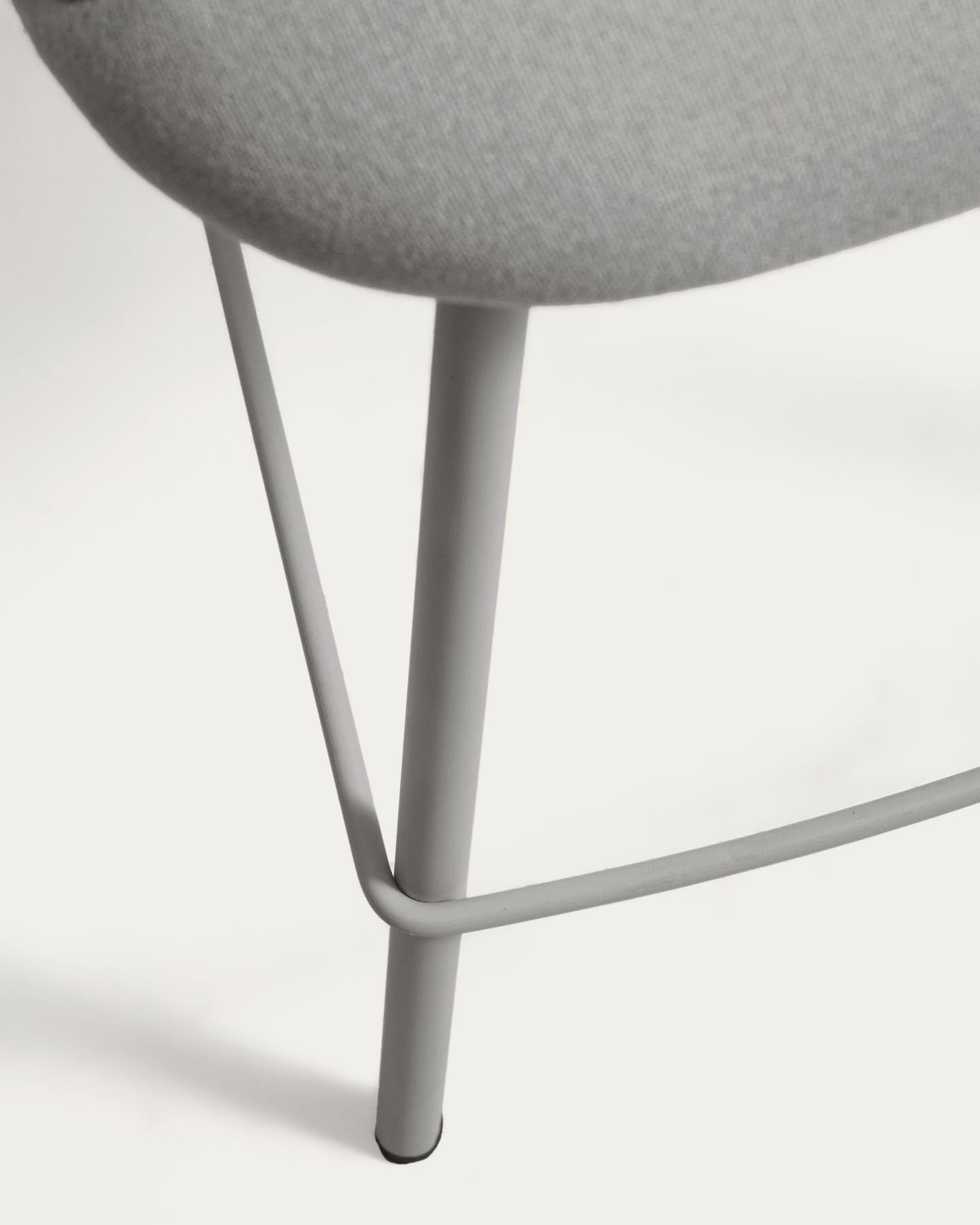 Hocker Bonali mit grauer Chenille und Beinen aus grauem Metall, FSC Mix Credit, 65 cm in Grau präsentiert im Onlineshop von KAQTU Design AG. Barhocker ist von Kave Home