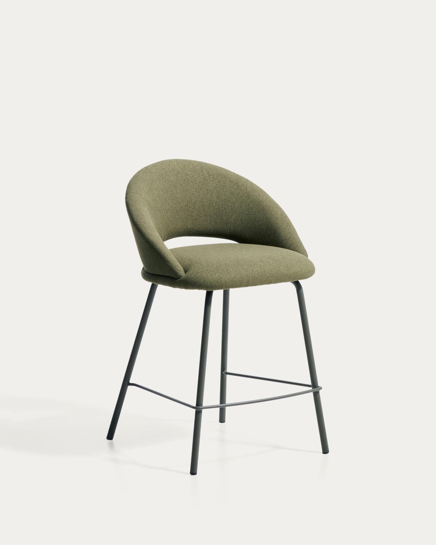 Hocker Bonali mit grüner Chenille und grünen Metallbeinen, FSC Mix Credit, 65 cm in Grün präsentiert im Onlineshop von KAQTU Design AG. Barhocker ist von Kave Home