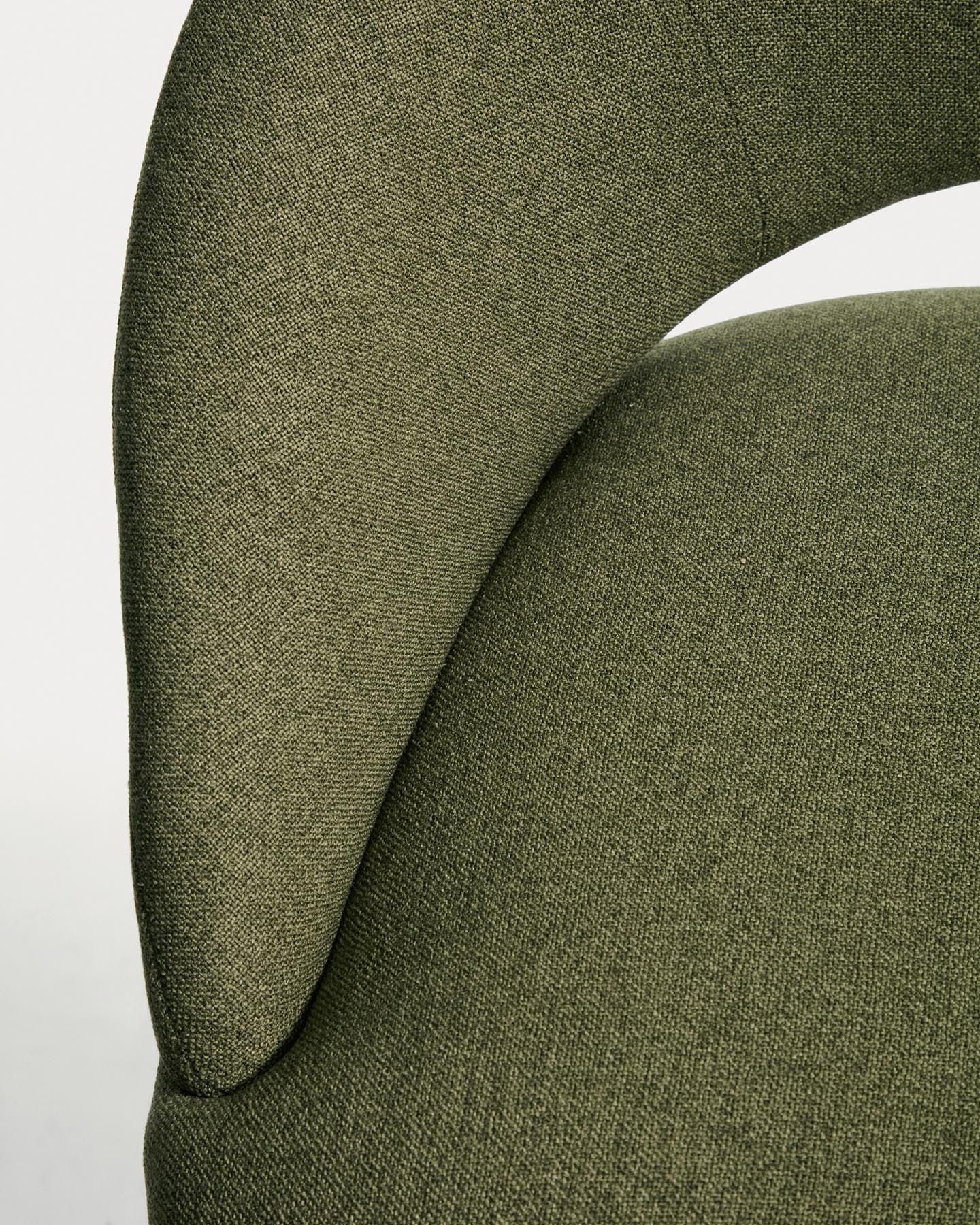 Hocker Bonali mit grüner Chenille und grünen Metallbeinen, FSC Mix Credit, 65 cm in Grün präsentiert im Onlineshop von KAQTU Design AG. Barhocker ist von Kave Home
