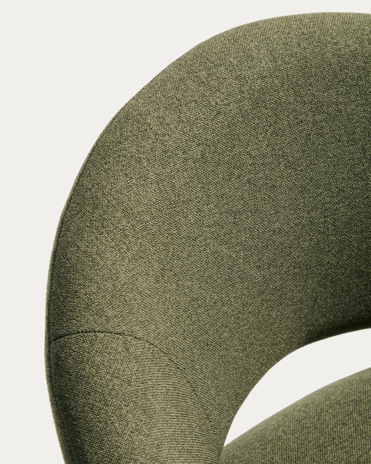 Hocker Bonali mit grüner Chenille und grünen Metallbeinen, FSC Mix Credit, 65 cm in Grün präsentiert im Onlineshop von KAQTU Design AG. Barhocker ist von Kave Home