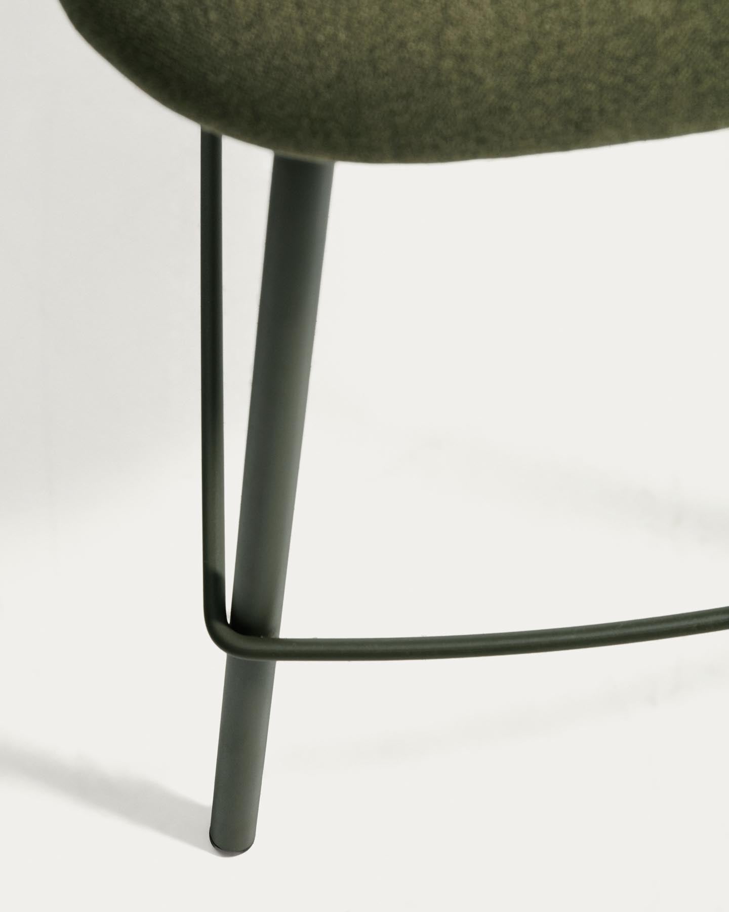 Hocker Bonali mit grüner Chenille und grünen Metallbeinen, FSC Mix Credit, 65 cm in Grün präsentiert im Onlineshop von KAQTU Design AG. Barhocker ist von Kave Home