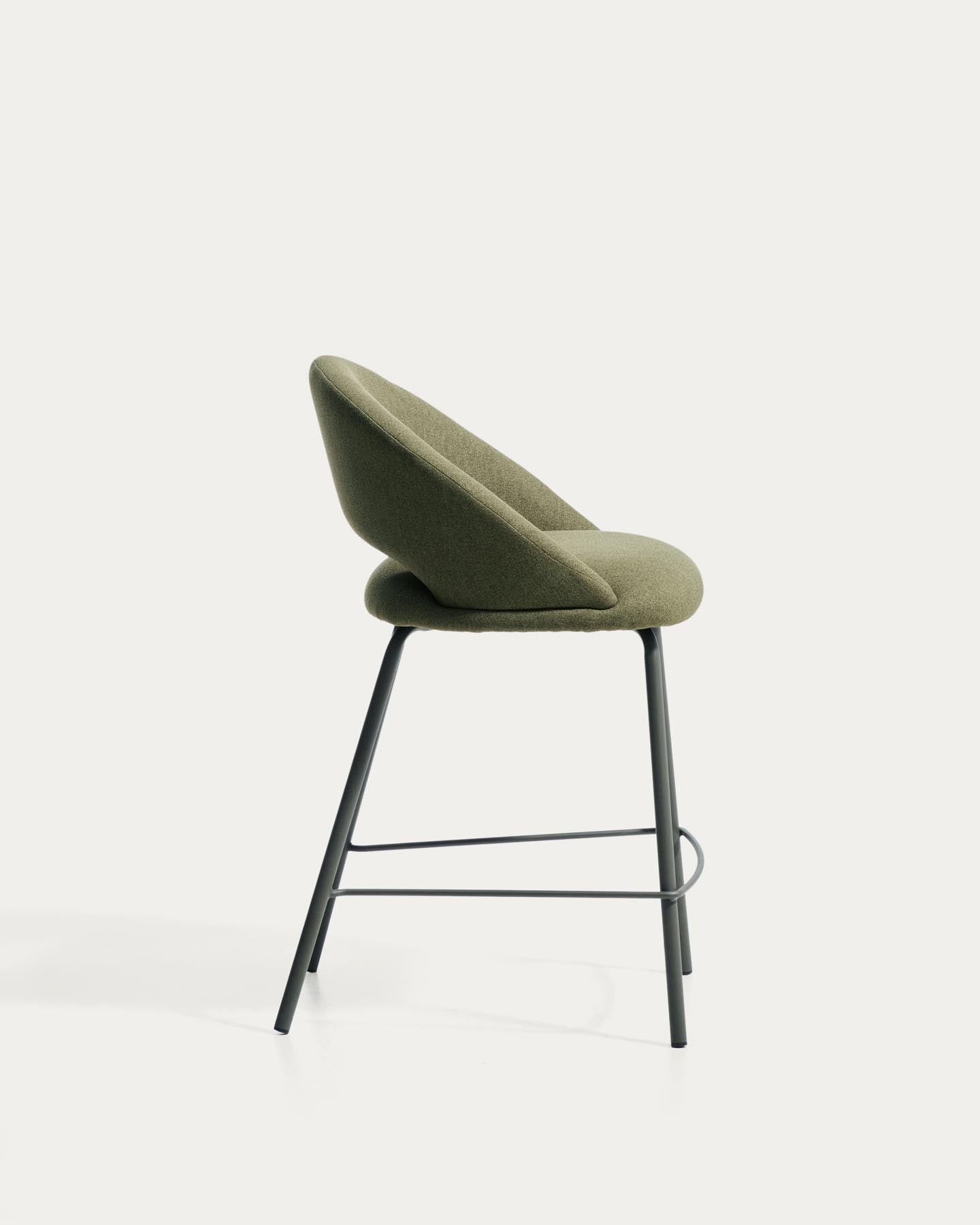 Hocker Bonali mit grüner Chenille und grünen Metallbeinen, FSC Mix Credit, 65 cm in Grün präsentiert im Onlineshop von KAQTU Design AG. Barhocker ist von Kave Home