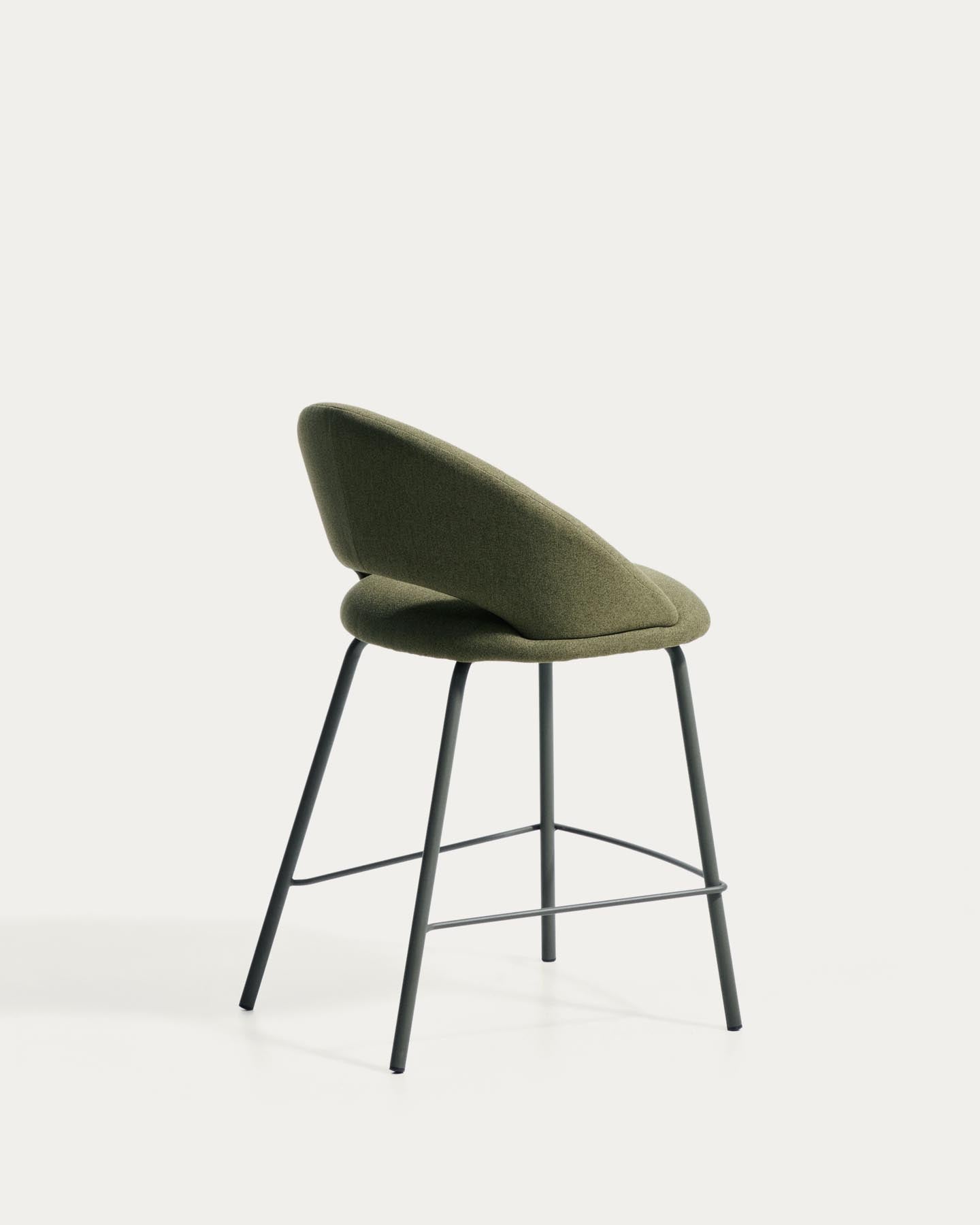 Hocker Bonali mit grüner Chenille und grünen Metallbeinen, FSC Mix Credit, 65 cm in Grün präsentiert im Onlineshop von KAQTU Design AG. Barhocker ist von Kave Home