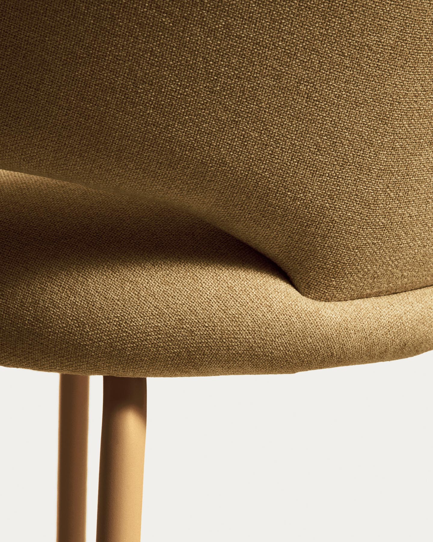 Hocker Bonali mit senfgelber Chenille und Beinen aus senfgelbem Metall, FSC Mix Credit, 65 cm in Senfgelb präsentiert im Onlineshop von KAQTU Design AG. Barhocker ist von Kave Home