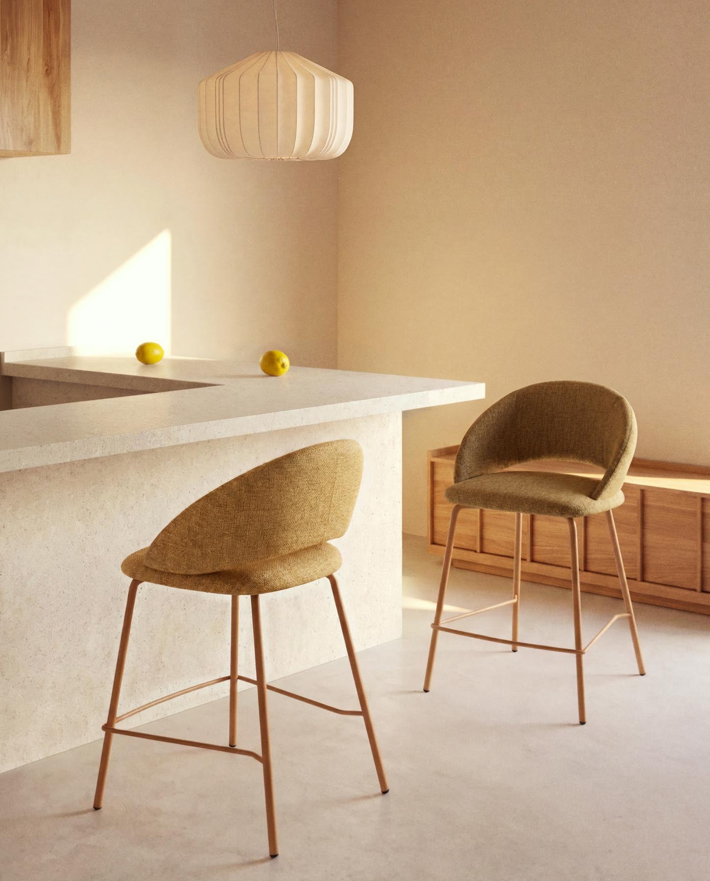 Hocker Bonali mit senfgelber Chenille und Beinen aus senfgelbem Metall, FSC Mix Credit, 65 cm in Senfgelb präsentiert im Onlineshop von KAQTU Design AG. Barhocker ist von Kave Home