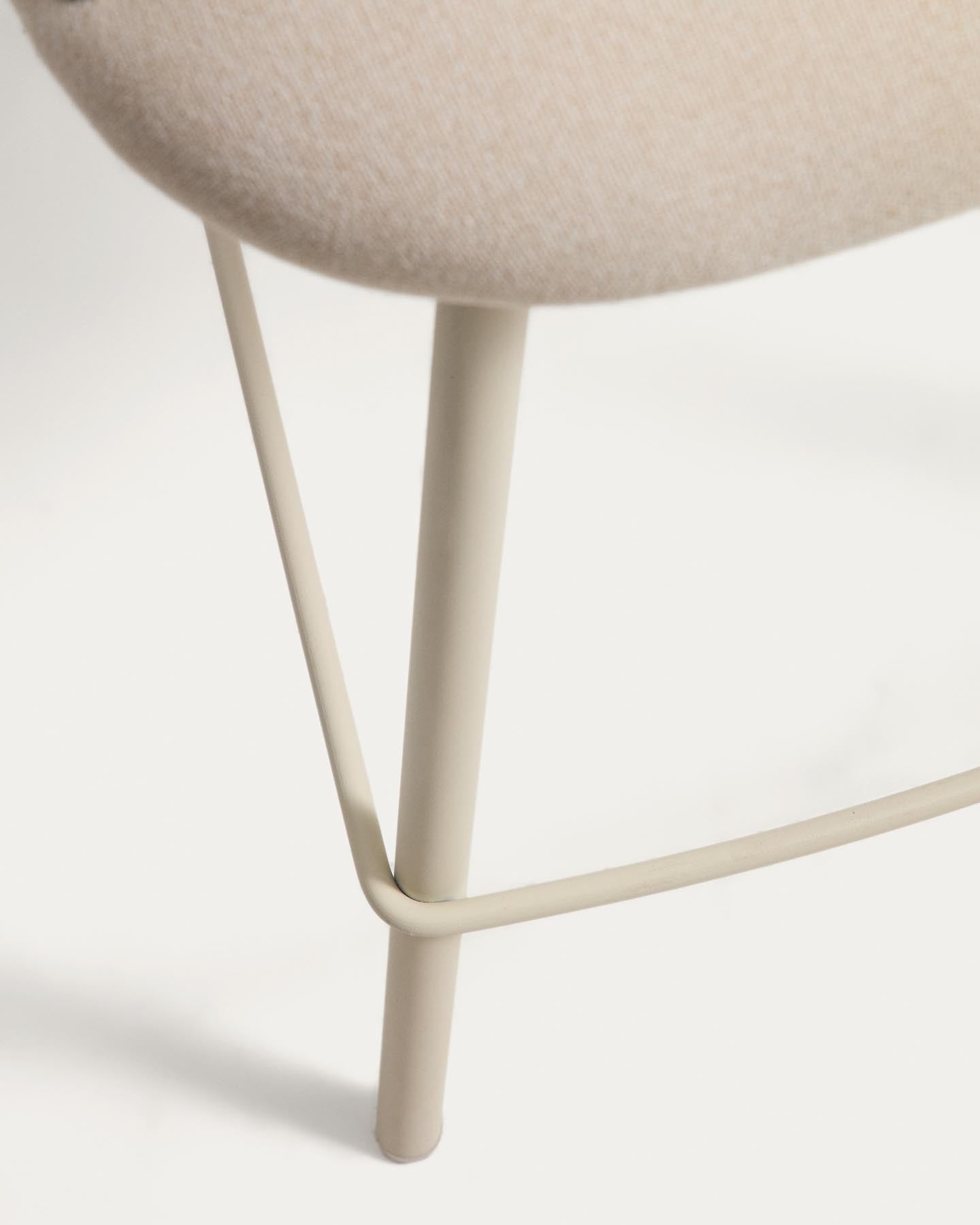 Hocker Bonali mit beiger Chenille und beigen Metallbeinen, FSC Mix Credit, 65 cm in Beige präsentiert im Onlineshop von KAQTU Design AG. Barhocker ist von Kave Home