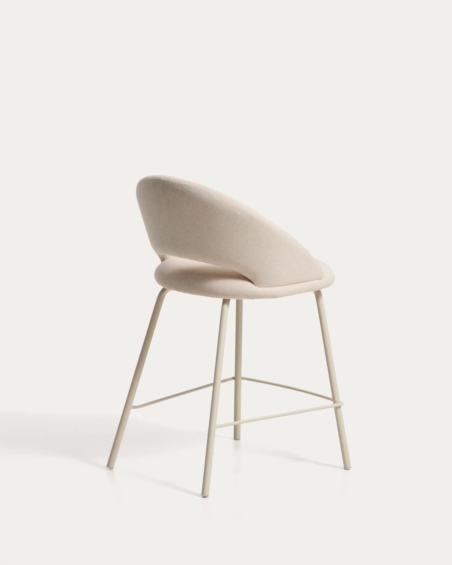 Hocker Bonali mit beiger Chenille und beigen Metallbeinen, FSC Mix Credit, 65 cm in Beige präsentiert im Onlineshop von KAQTU Design AG. Barhocker ist von Kave Home