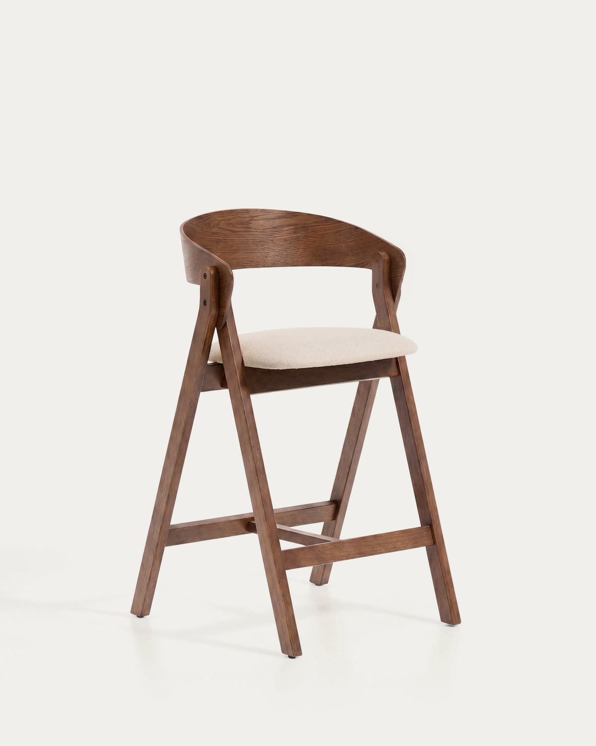 Hocker Godia aus Eichenfurnier mit Nussbaumfinish und beiger Chenille in Braun präsentiert im Onlineshop von KAQTU Design AG. Barhocker ist von Kave Home