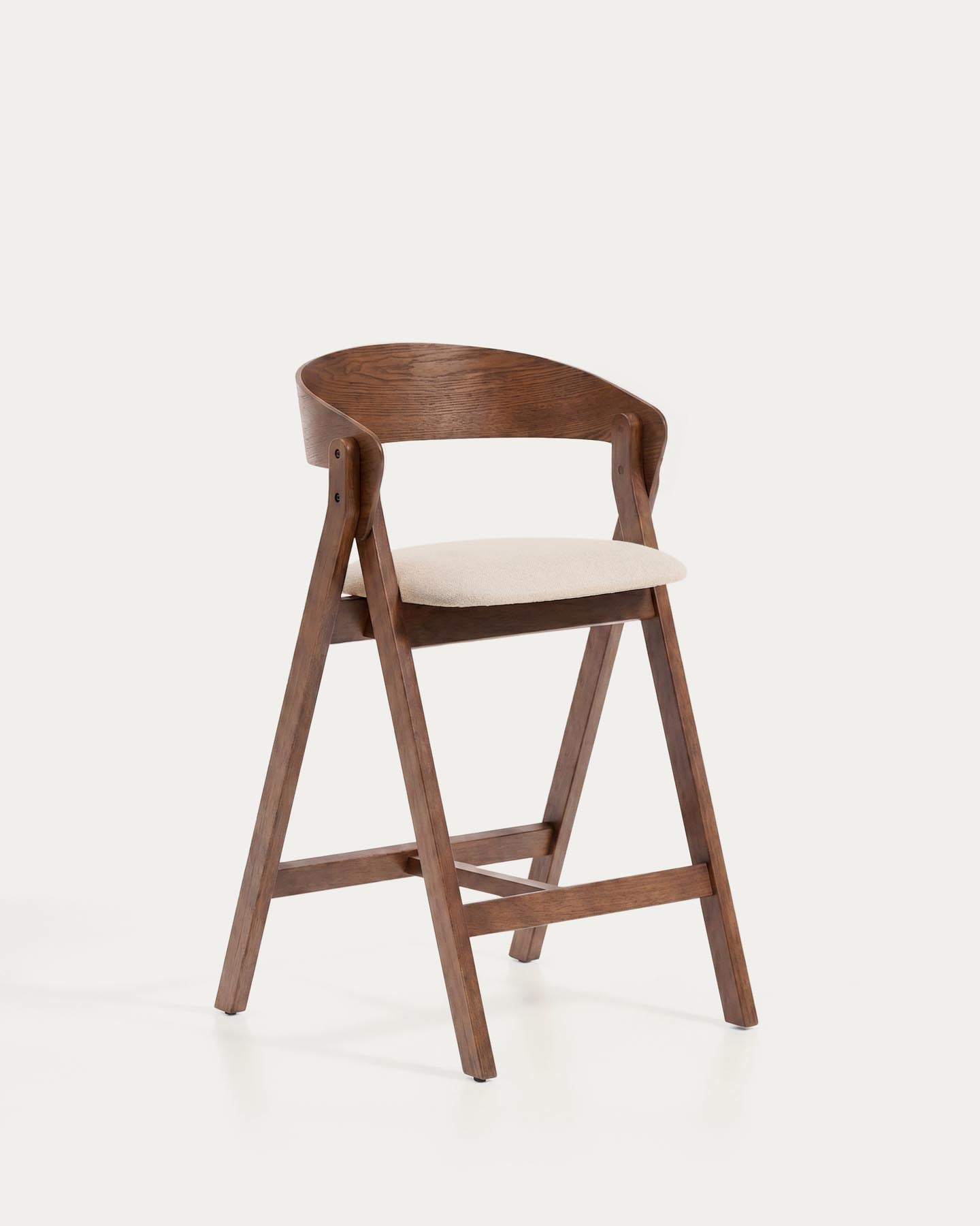 Hocker Godia aus Eichenfurnier mit Nussbaumfinish und beiger Chenille in Braun präsentiert im Onlineshop von KAQTU Design AG. Barhocker ist von Kave Home