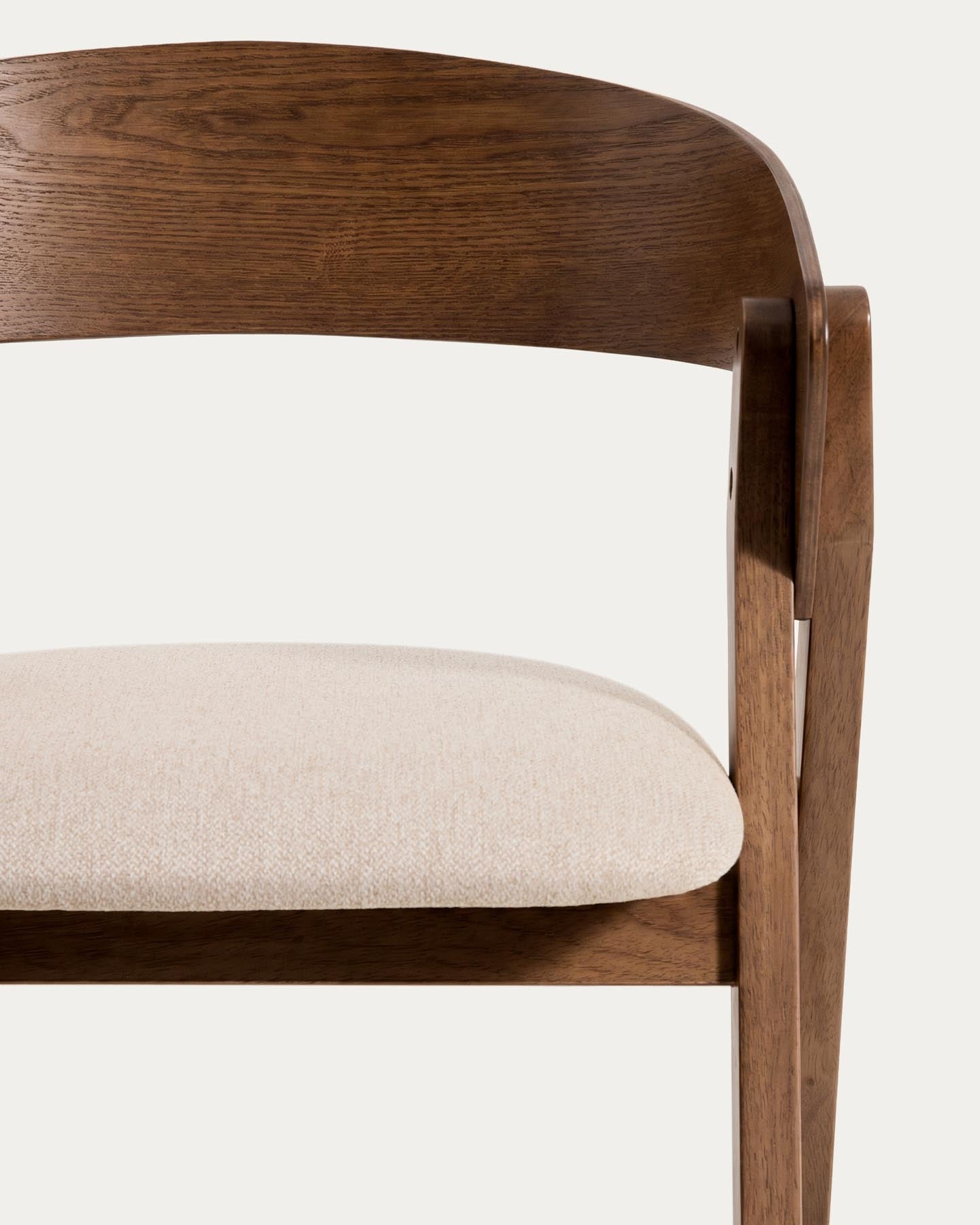 Hocker Godia aus Eichenfurnier mit Nussbaumfinish und beiger Chenille in Braun präsentiert im Onlineshop von KAQTU Design AG. Barhocker ist von Kave Home