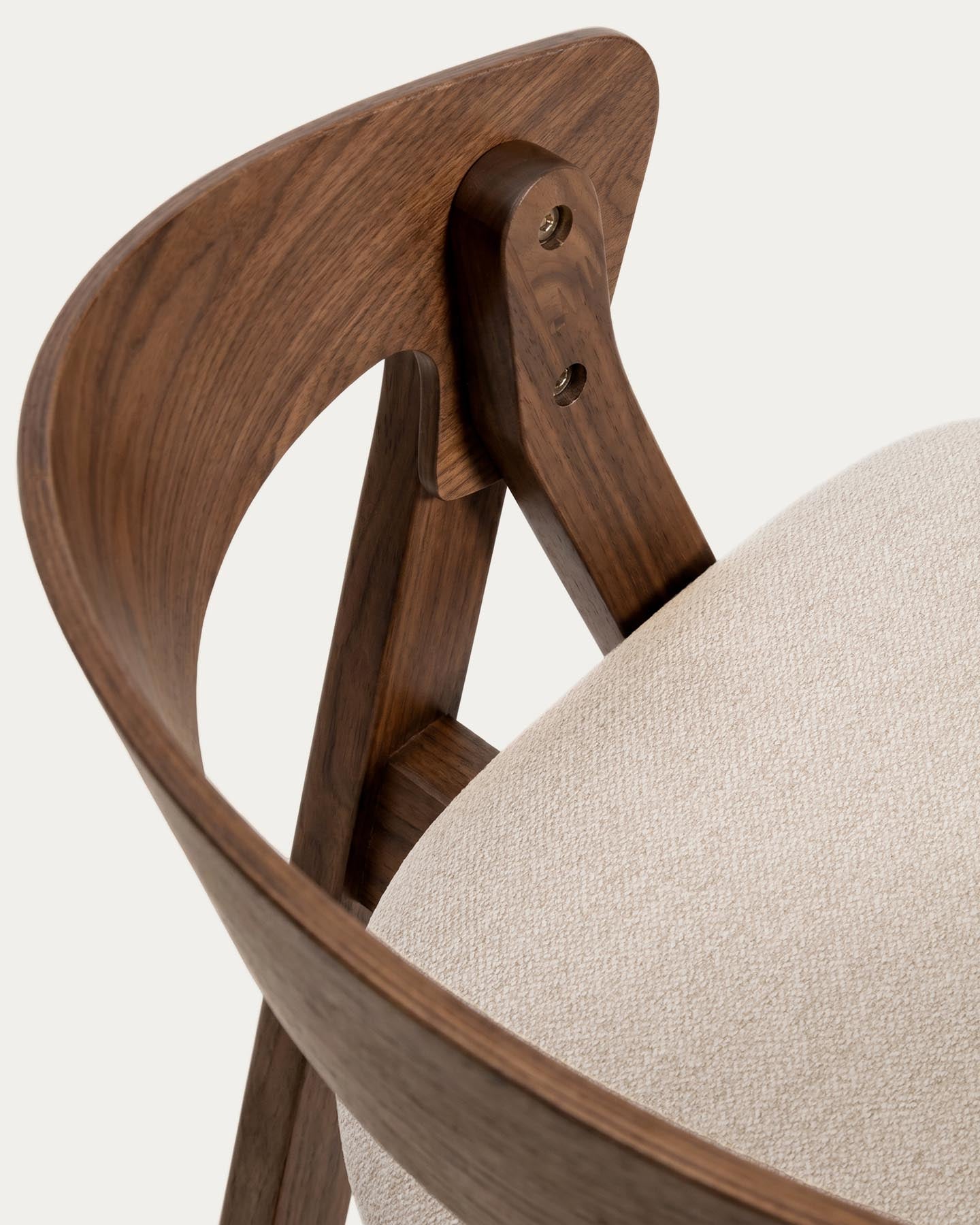 Hocker Godia aus Eichenfurnier mit Nussbaumfinish und beiger Chenille in Braun präsentiert im Onlineshop von KAQTU Design AG. Barhocker ist von Kave Home