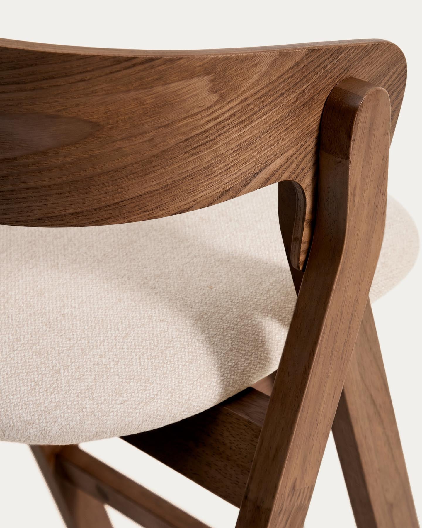 Hocker Godia aus Eichenfurnier mit Nussbaumfinish und beiger Chenille in Braun präsentiert im Onlineshop von KAQTU Design AG. Barhocker ist von Kave Home