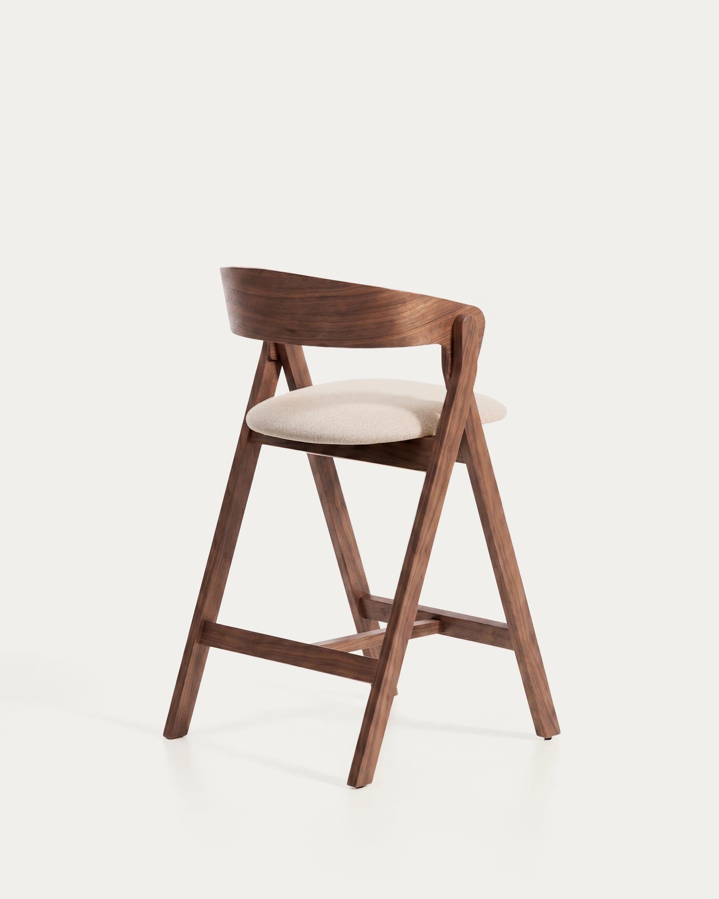 Hocker Godia aus Eichenfurnier mit Nussbaumfinish und beiger Chenille in Braun präsentiert im Onlineshop von KAQTU Design AG. Barhocker ist von Kave Home