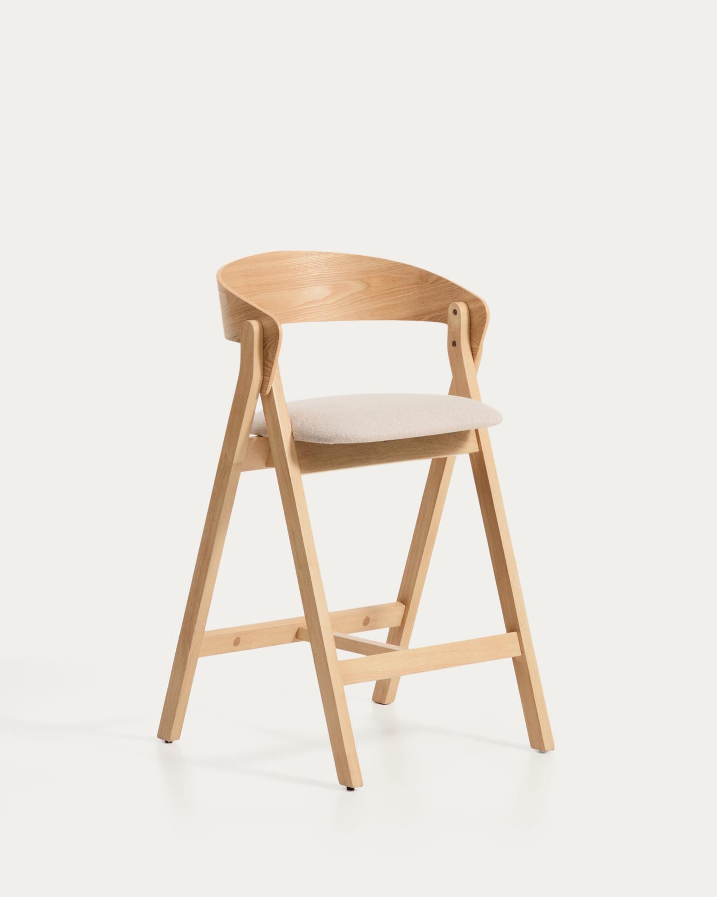 Hocker Godia aus Eichenfurnier mit naturfarbenem Finish und beiger Chenille in Beige präsentiert im Onlineshop von KAQTU Design AG. Barhocker ist von Kave Home