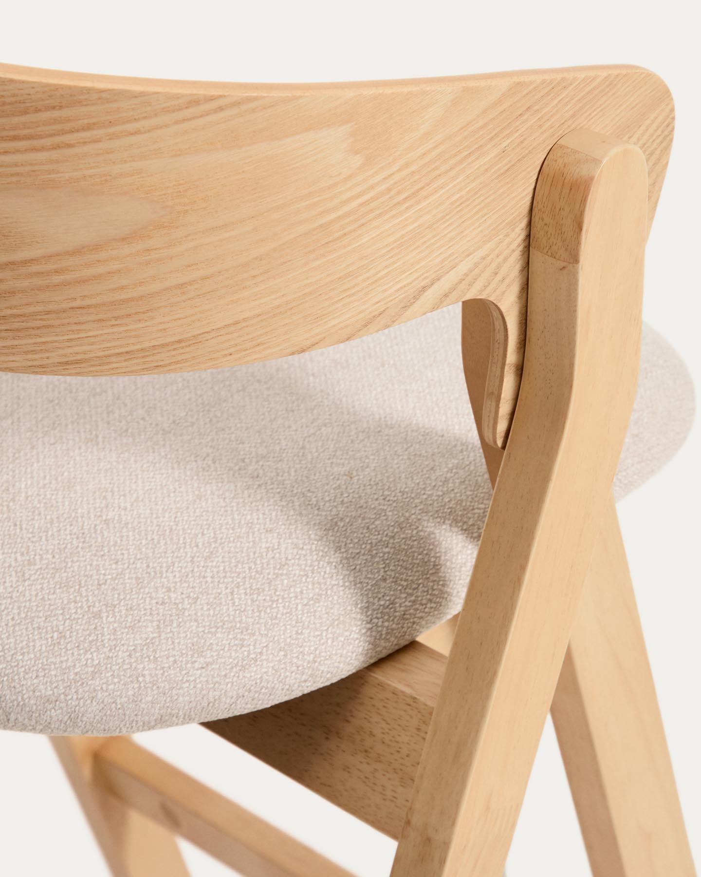 Hocker Godia aus Eichenfurnier mit naturfarbenem Finish und beiger Chenille in Beige präsentiert im Onlineshop von KAQTU Design AG. Barhocker ist von Kave Home