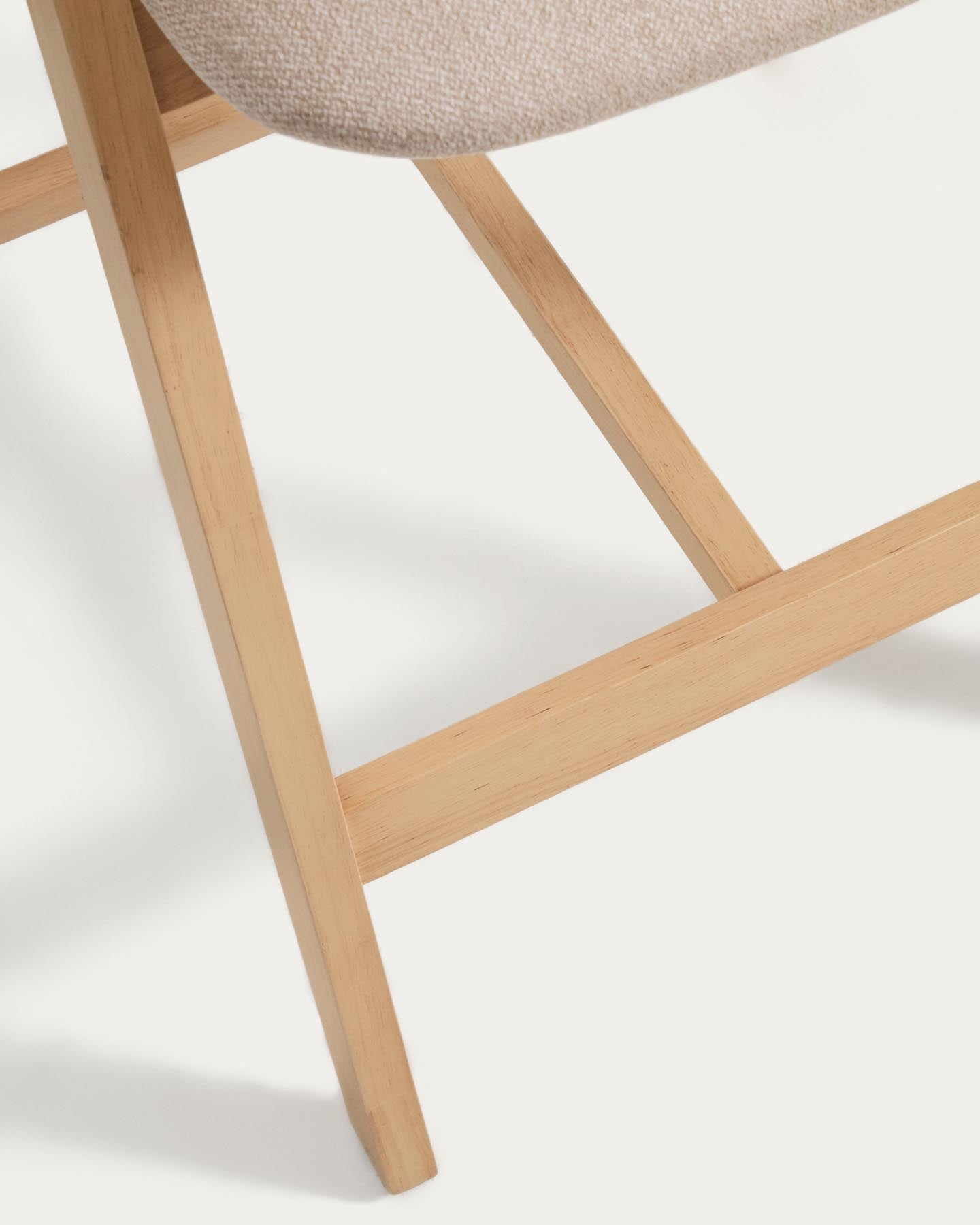 Hocker Godia aus Eichenfurnier mit naturfarbenem Finish und beiger Chenille in Beige präsentiert im Onlineshop von KAQTU Design AG. Barhocker ist von Kave Home