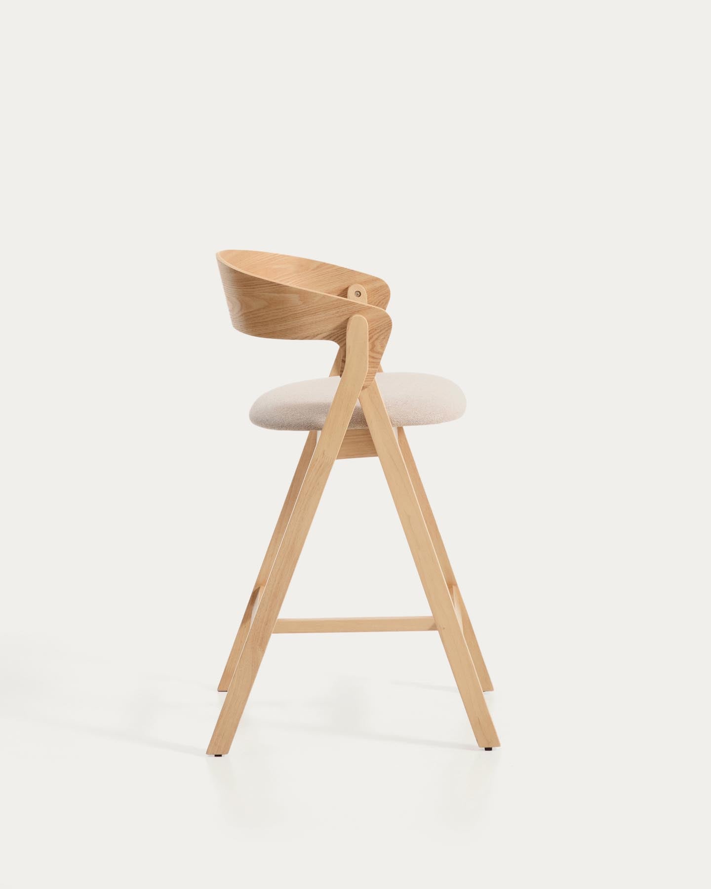 Hocker Godia aus Eichenfurnier mit naturfarbenem Finish und beiger Chenille in Beige präsentiert im Onlineshop von KAQTU Design AG. Barhocker ist von Kave Home