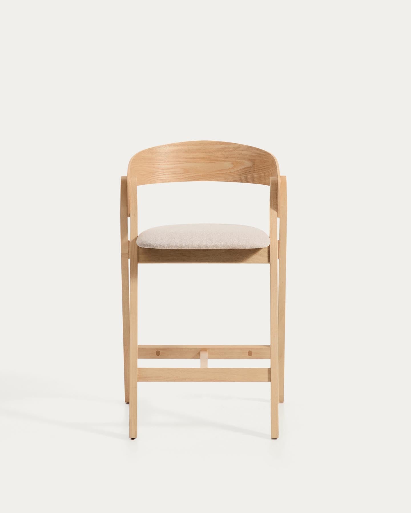 Hocker Godia aus Eichenfurnier mit naturfarbenem Finish und beiger Chenille in Beige präsentiert im Onlineshop von KAQTU Design AG. Barhocker ist von Kave Home