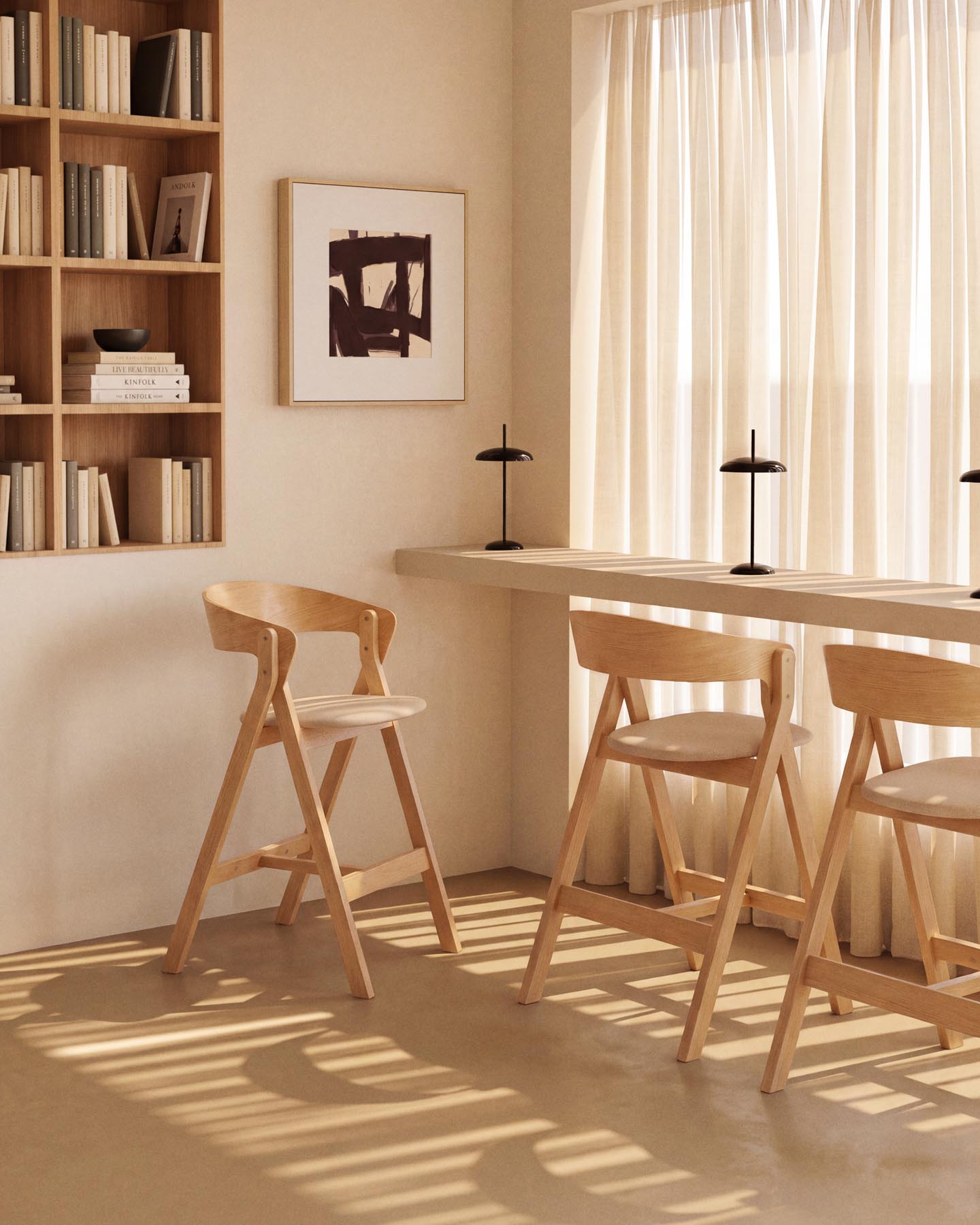 Hocker Godia aus Eichenfurnier mit naturfarbenem Finish und beiger Chenille in Beige präsentiert im Onlineshop von KAQTU Design AG. Barhocker ist von Kave Home