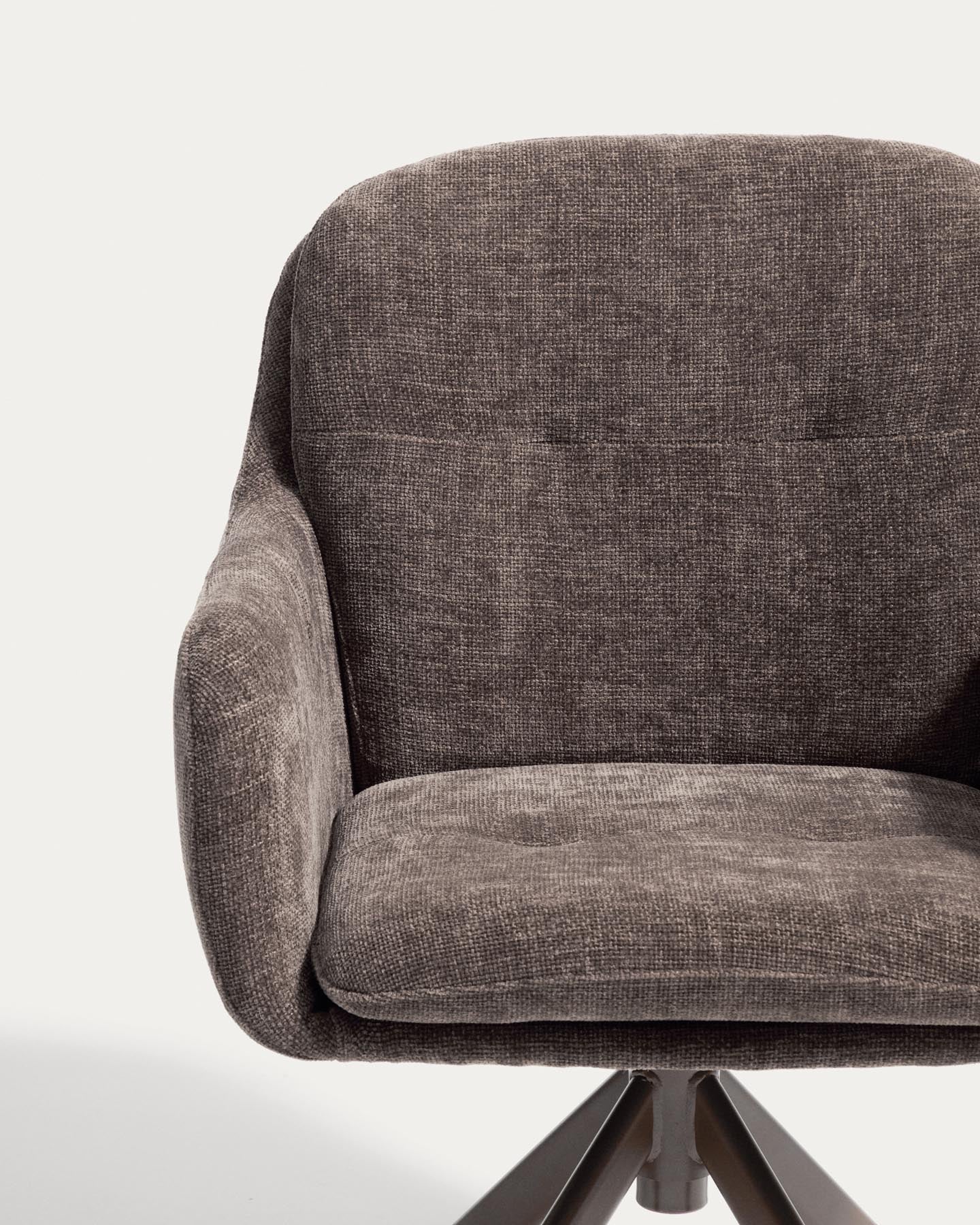Drehstuhl Lexa aus brauner Chenille und Stahlbeinen mit braunem Finish in Braun präsentiert im Onlineshop von KAQTU Design AG. Drehstuhl ist von Kave Home