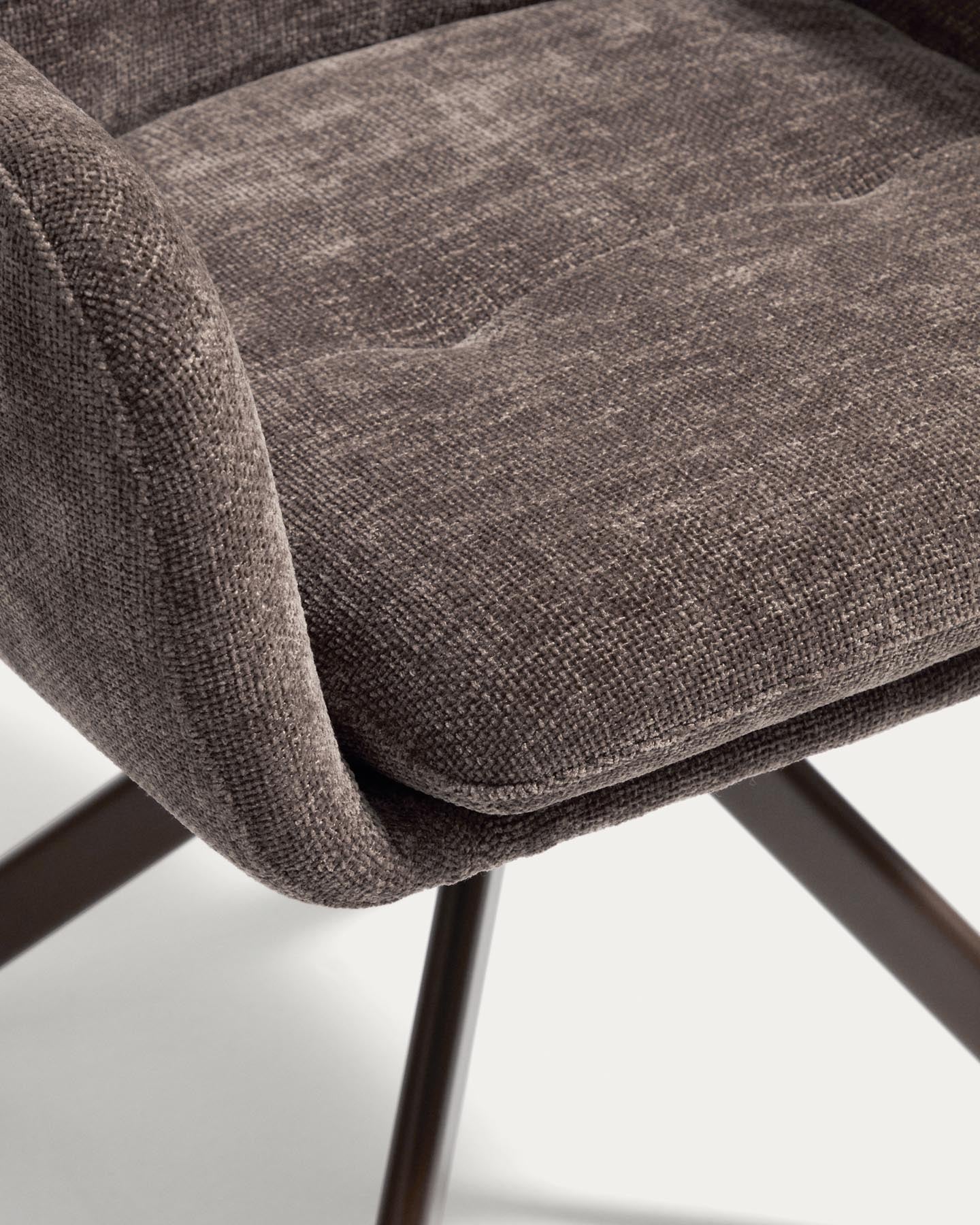 Drehstuhl Lexa aus brauner Chenille und Stahlbeinen mit braunem Finish in Braun präsentiert im Onlineshop von KAQTU Design AG. Drehstuhl ist von Kave Home