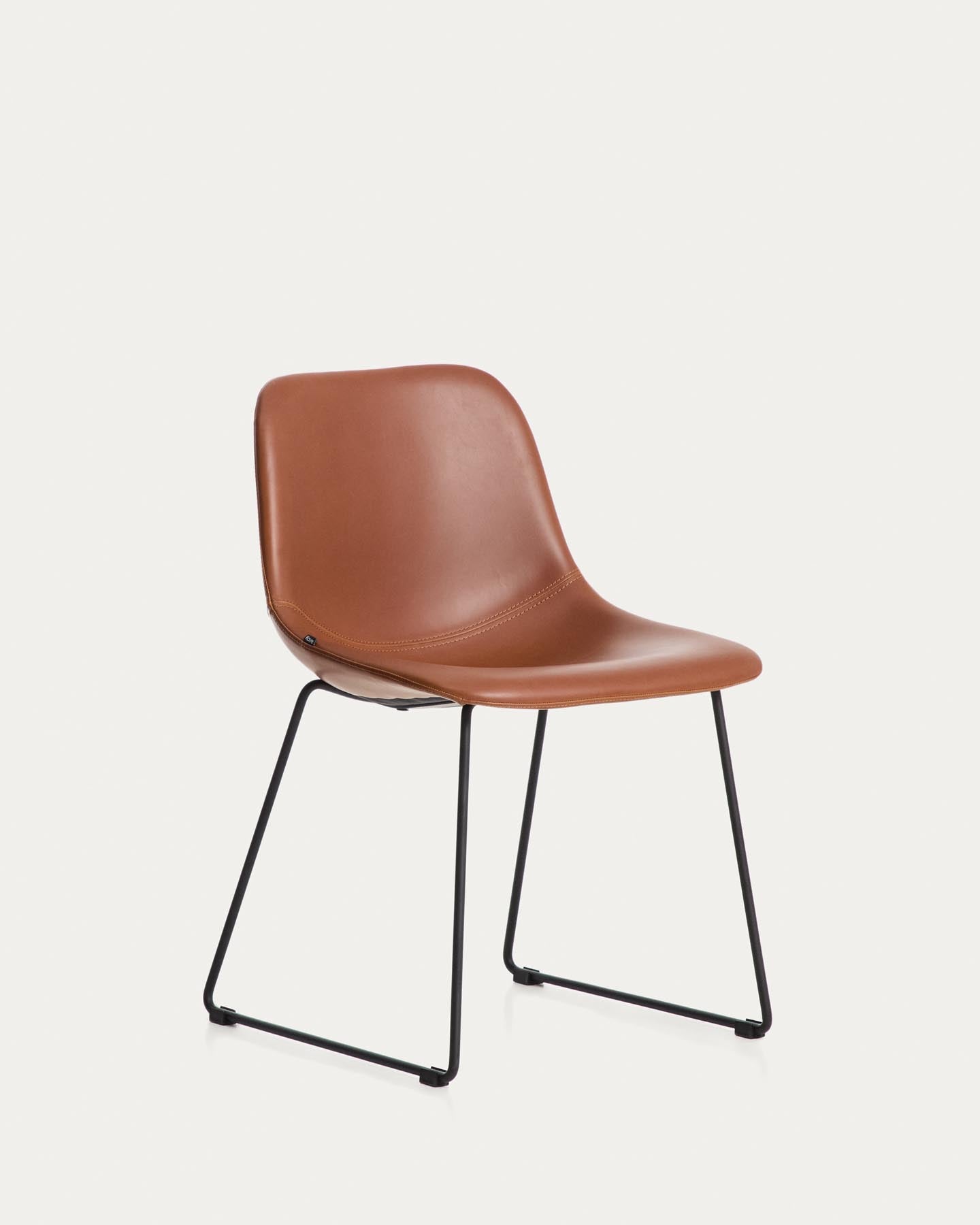 Stuhl Zahara mit braunem Polyurethan und Stahlbeinen mit schwarzem Finish, FSC 100 % in Braun präsentiert im Onlineshop von KAQTU Design AG. Stuhl ist von Kave Home