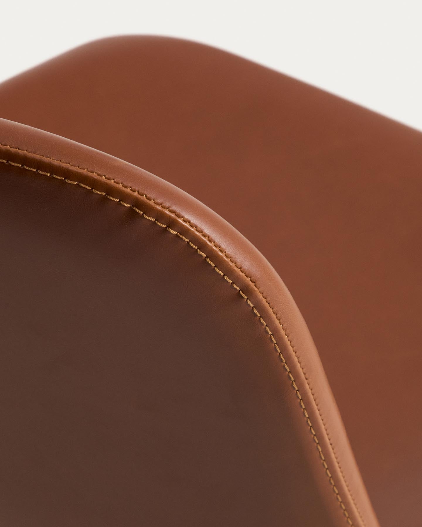 Stuhl Zahara mit braunem Polyurethan und Stahlbeinen mit schwarzem Finish, FSC 100 % in Braun präsentiert im Onlineshop von KAQTU Design AG. Stuhl ist von Kave Home