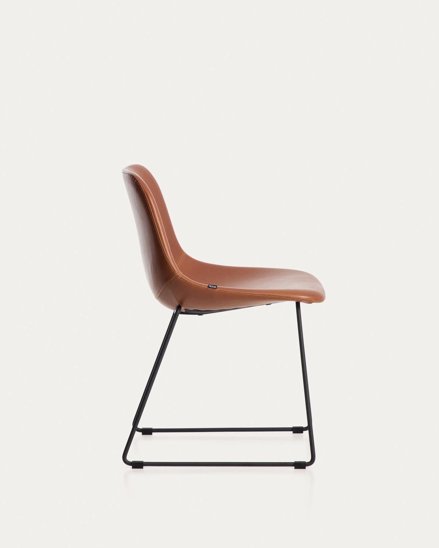 Stuhl Zahara mit braunem Polyurethan und Stahlbeinen mit schwarzem Finish, FSC 100 % in Braun präsentiert im Onlineshop von KAQTU Design AG. Stuhl ist von Kave Home