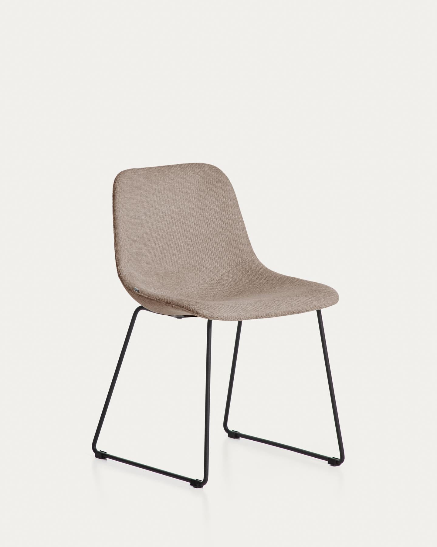 Stuhl Zahara mit brauner Chenille und Stahlbeinen mit schwarzem Finish, FSC 100 % in Braun präsentiert im Onlineshop von KAQTU Design AG. Stuhl ist von Kave Home