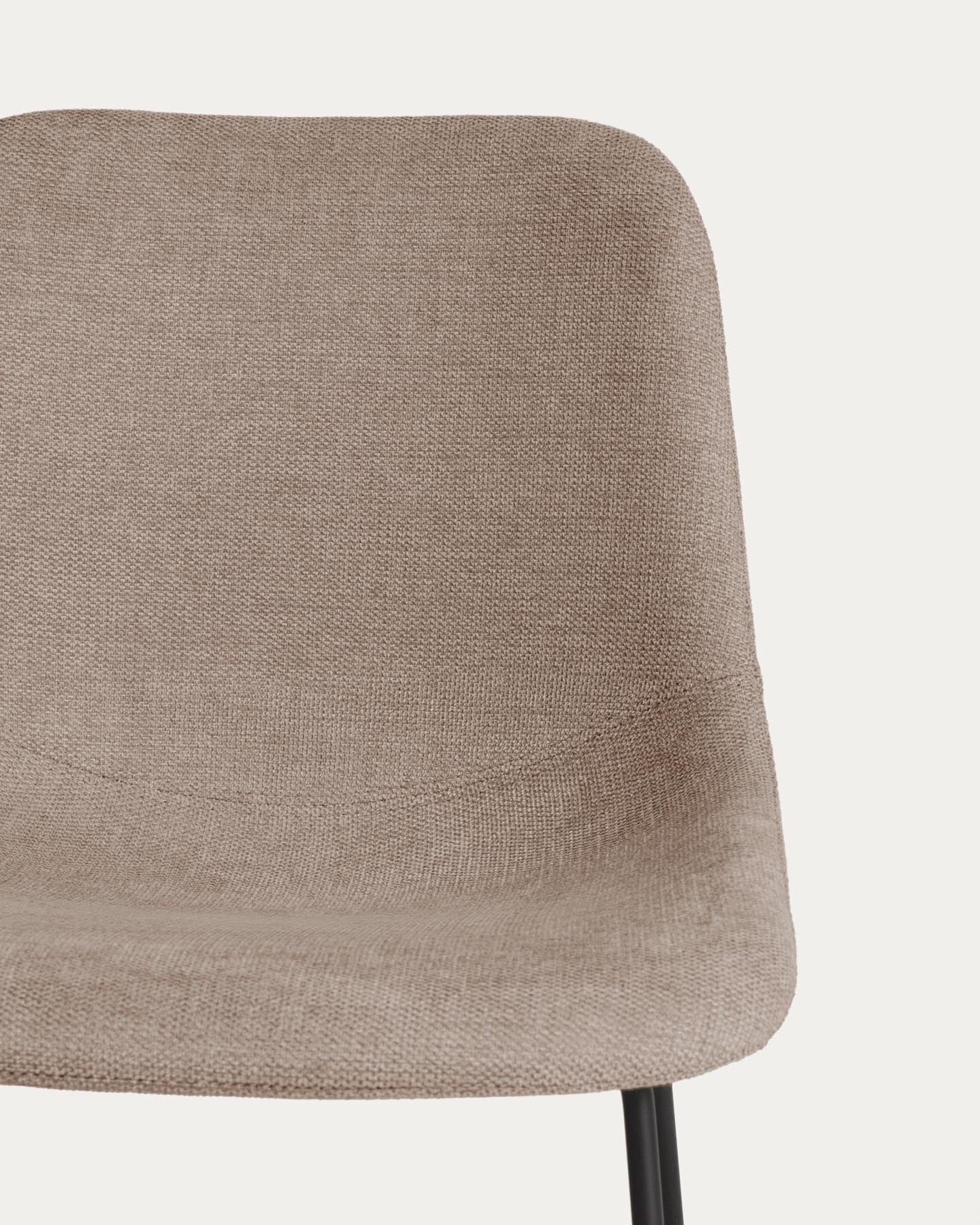 Stuhl Zahara mit brauner Chenille und Stahlbeinen mit schwarzem Finish, FSC 100 % in Braun präsentiert im Onlineshop von KAQTU Design AG. Stuhl ist von Kave Home