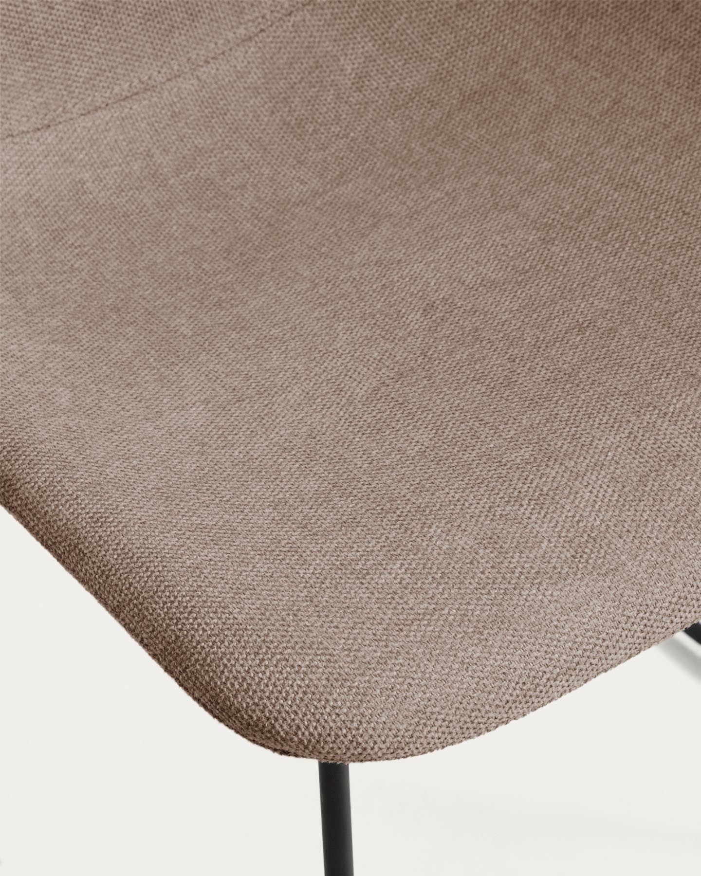 Stuhl Zahara mit brauner Chenille und Stahlbeinen mit schwarzem Finish, FSC 100 % in Braun präsentiert im Onlineshop von KAQTU Design AG. Stuhl ist von Kave Home