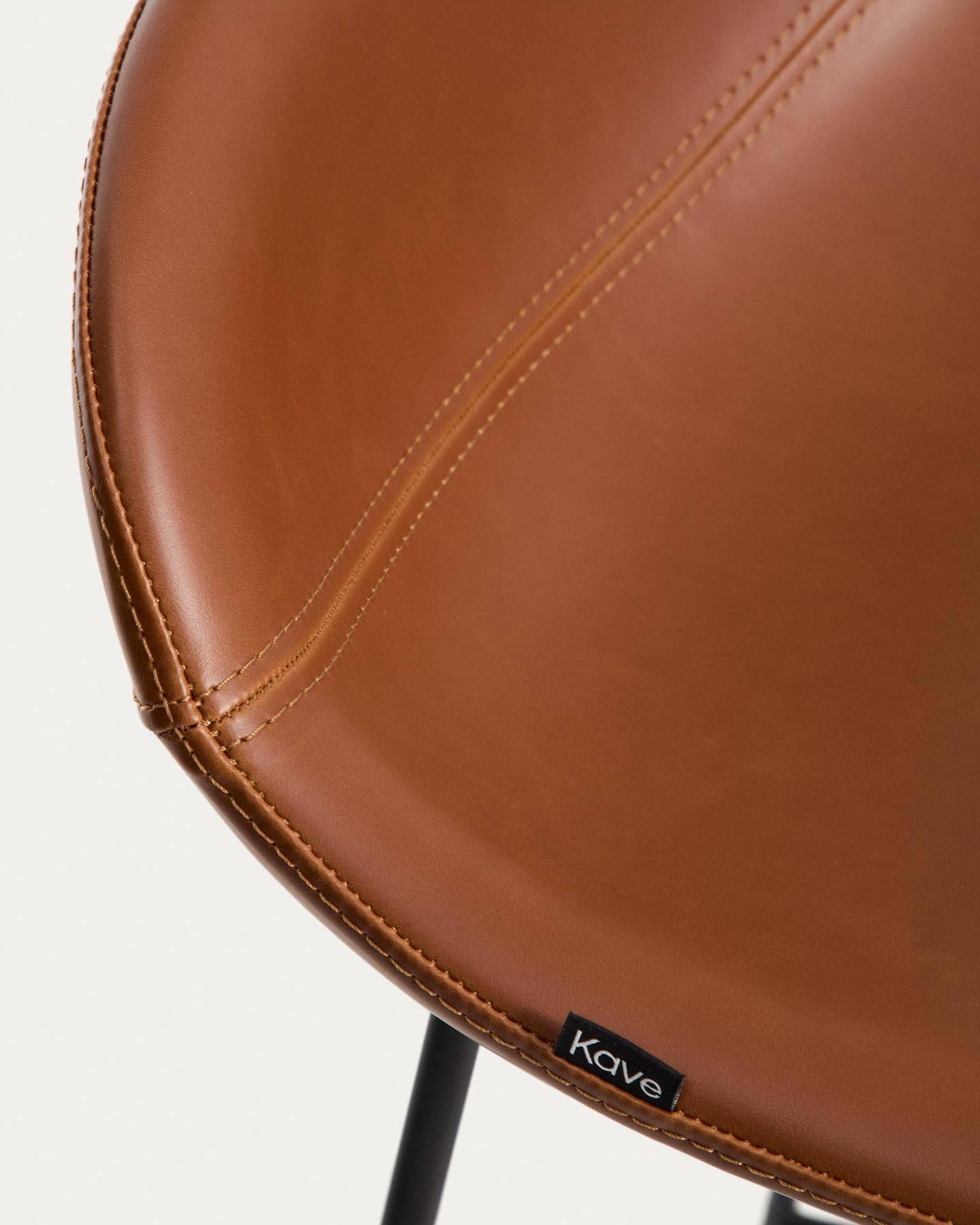 Hocker Zahara mit braunem Polyurethan und Stahlbeinen mit schwarzem Finish, 65 cm, FSC 100 % in Braun präsentiert im Onlineshop von KAQTU Design AG. Barhocker ist von Kave Home