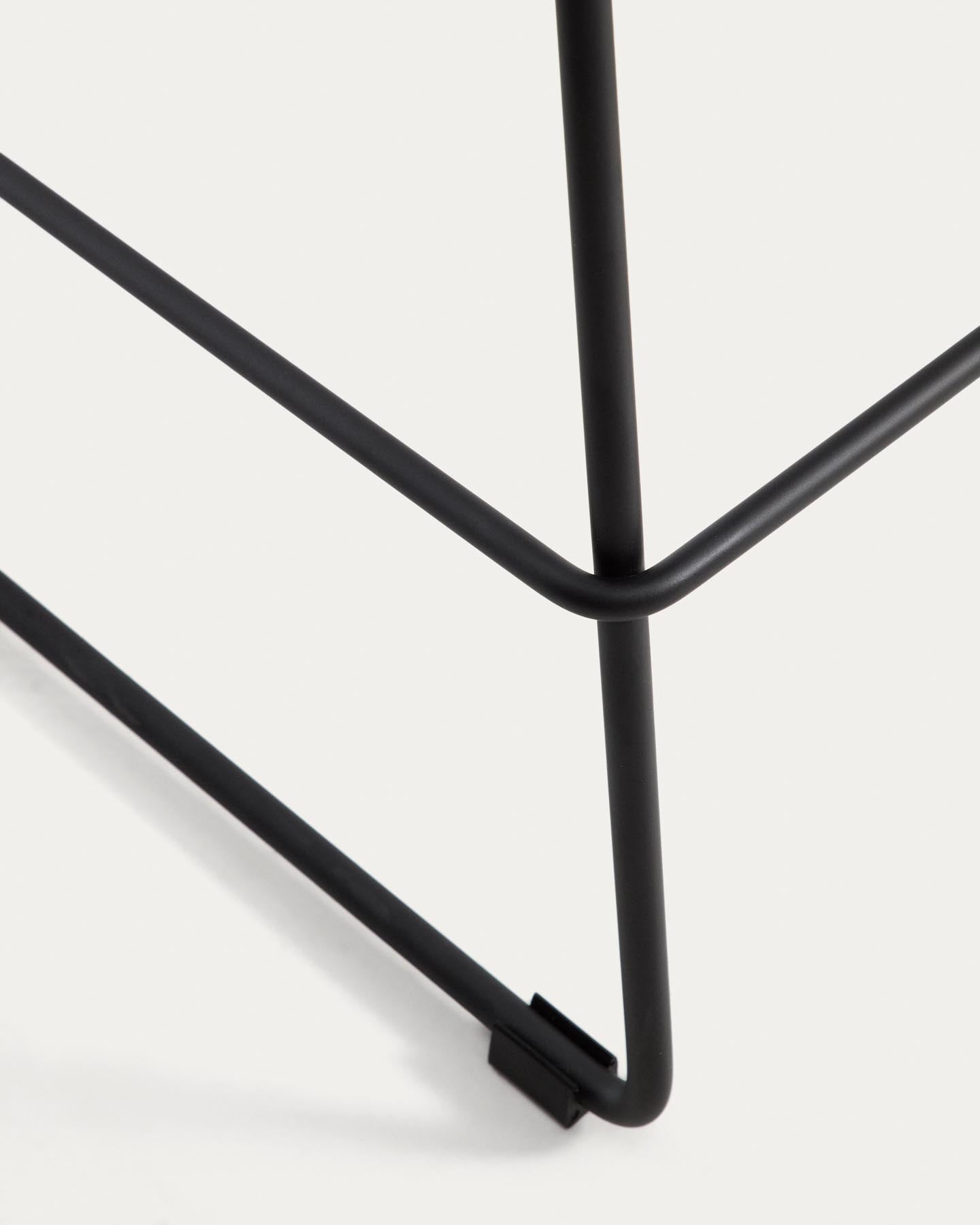 Hocker Zahara mit braunem Polyurethan und Stahlbeinen mit schwarzem Finish, 65 cm, FSC 100 % in Braun präsentiert im Onlineshop von KAQTU Design AG. Barhocker ist von Kave Home