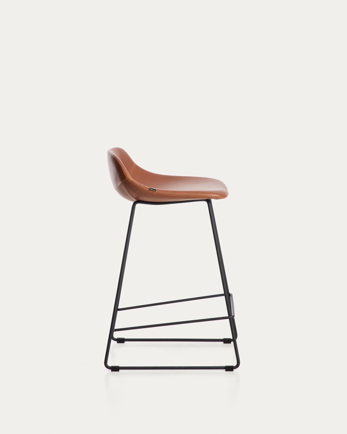Hocker Zahara mit braunem Polyurethan und Stahlbeinen mit schwarzem Finish, 65 cm, FSC 100 % in Braun präsentiert im Onlineshop von KAQTU Design AG. Barhocker ist von Kave Home