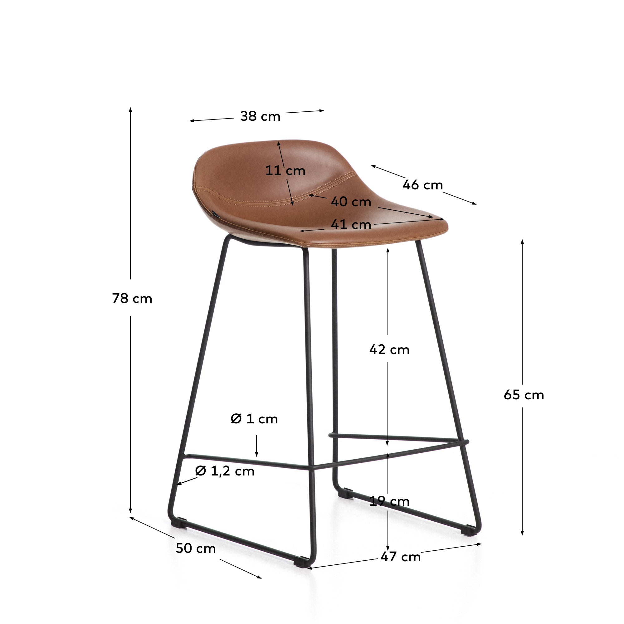 Hocker Zahara mit braunem Polyurethan und Stahlbeinen mit schwarzem Finish, 65 cm, FSC 100 % in Braun präsentiert im Onlineshop von KAQTU Design AG. Barhocker ist von Kave Home