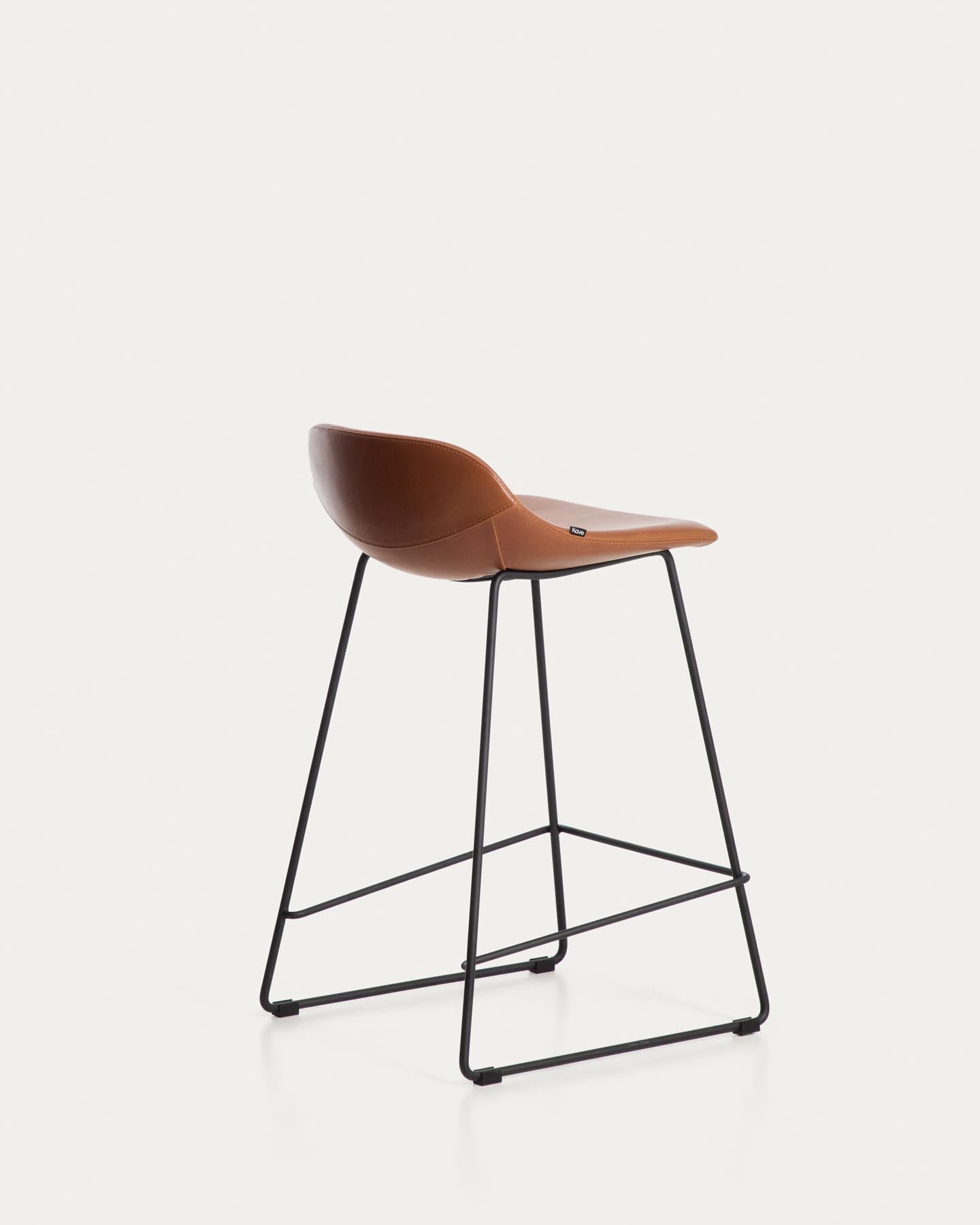 Hocker Zahara mit braunem Polyurethan und Stahlbeinen mit schwarzem Finish, 65 cm, FSC 100 % in Braun präsentiert im Onlineshop von KAQTU Design AG. Barhocker ist von Kave Home
