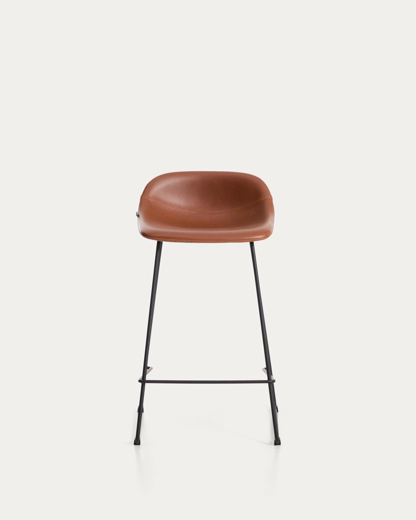 Hocker Zahara mit braunem Polyurethan und Stahlbeinen mit schwarzem Finish, 65 cm, FSC 100 % in Braun präsentiert im Onlineshop von KAQTU Design AG. Barhocker ist von Kave Home