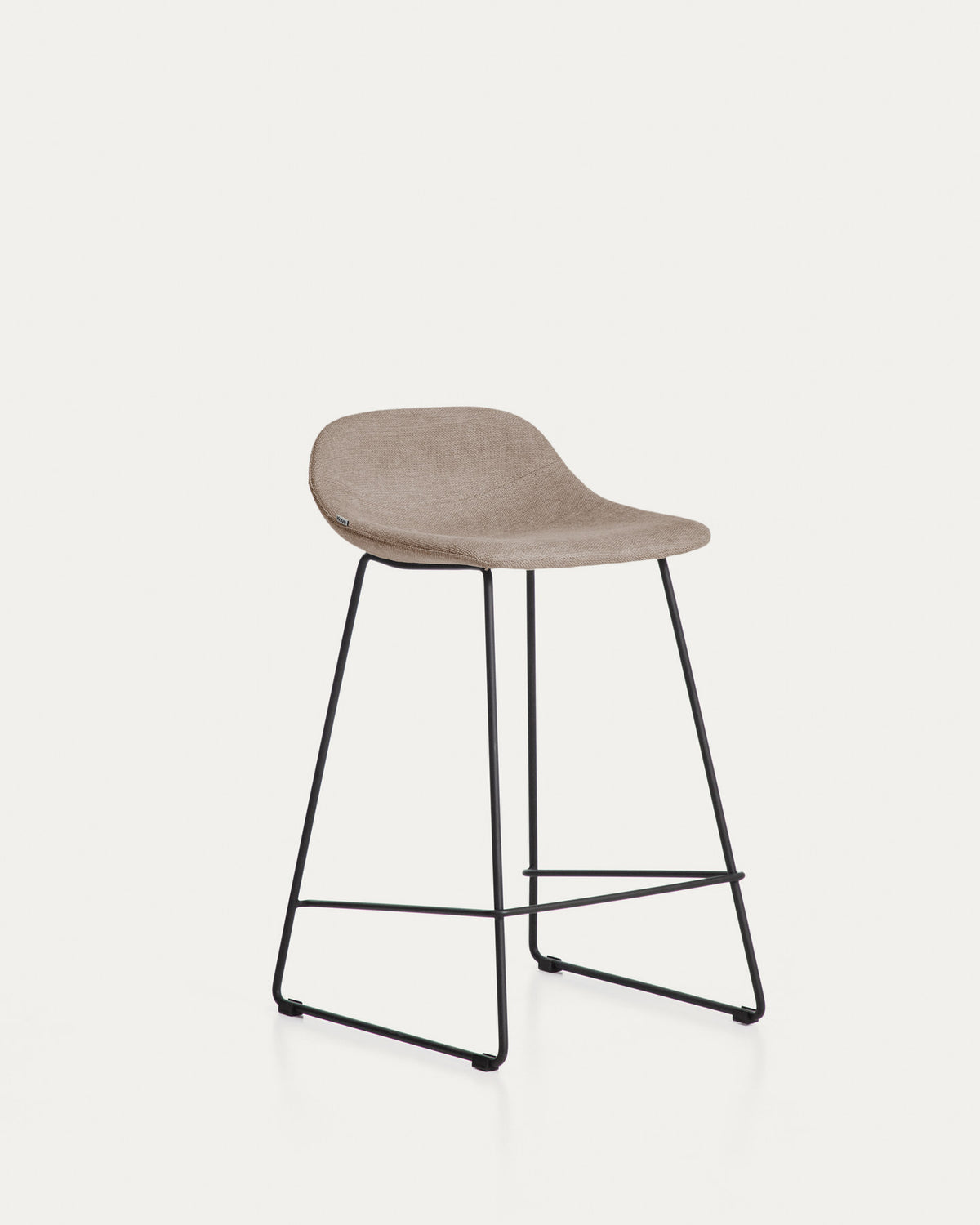 Hocker Zahara mit brauner Chenille und Stahlbeinen mit schwarzem Finish, 65 cm, FSC 100 % in Braun präsentiert im Onlineshop von KAQTU Design AG. Barhocker ist von Kave Home