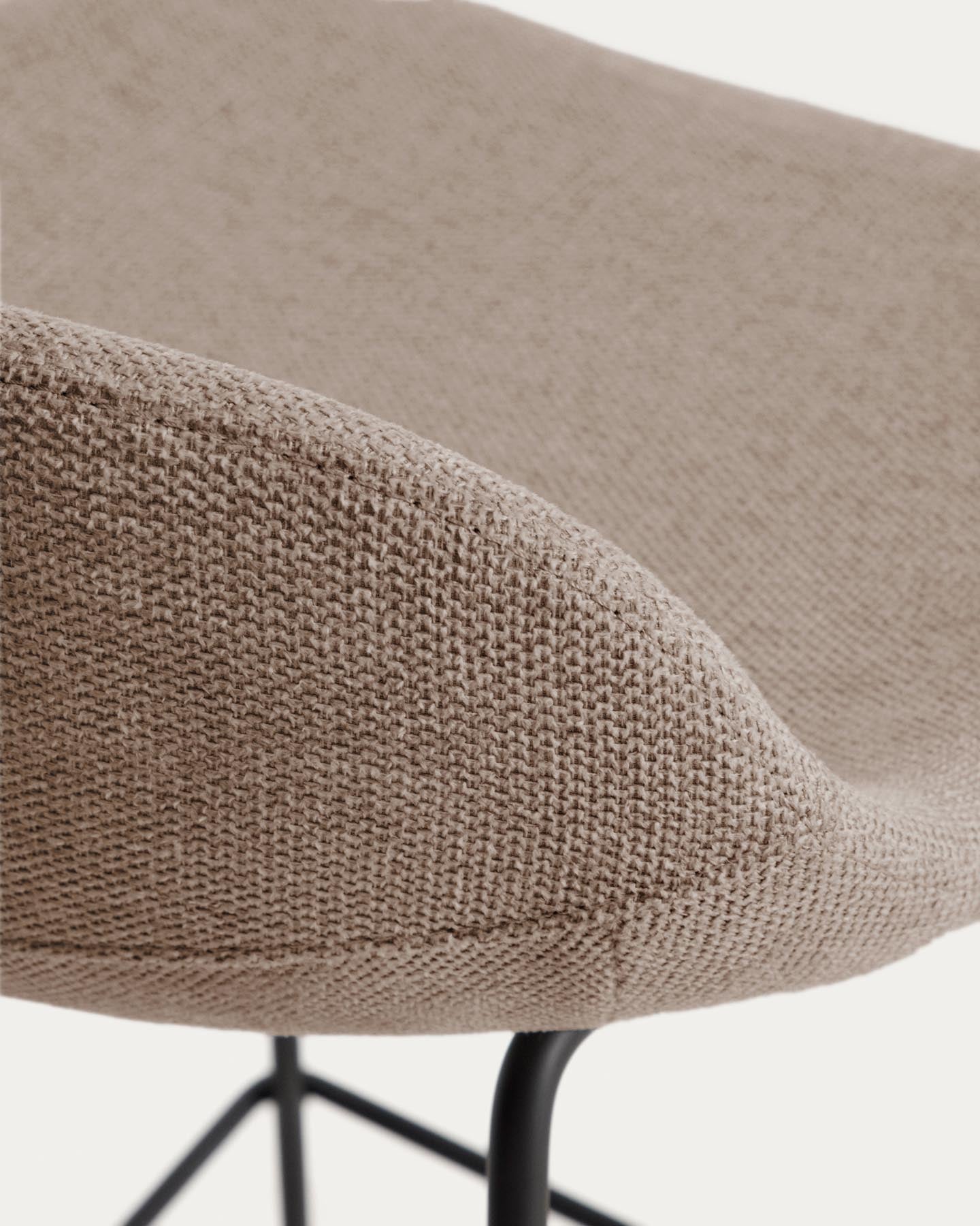 Hocker Zahara mit brauner Chenille und Stahlbeinen mit schwarzem Finish, 65 cm, FSC 100 % in Braun präsentiert im Onlineshop von KAQTU Design AG. Barhocker ist von Kave Home