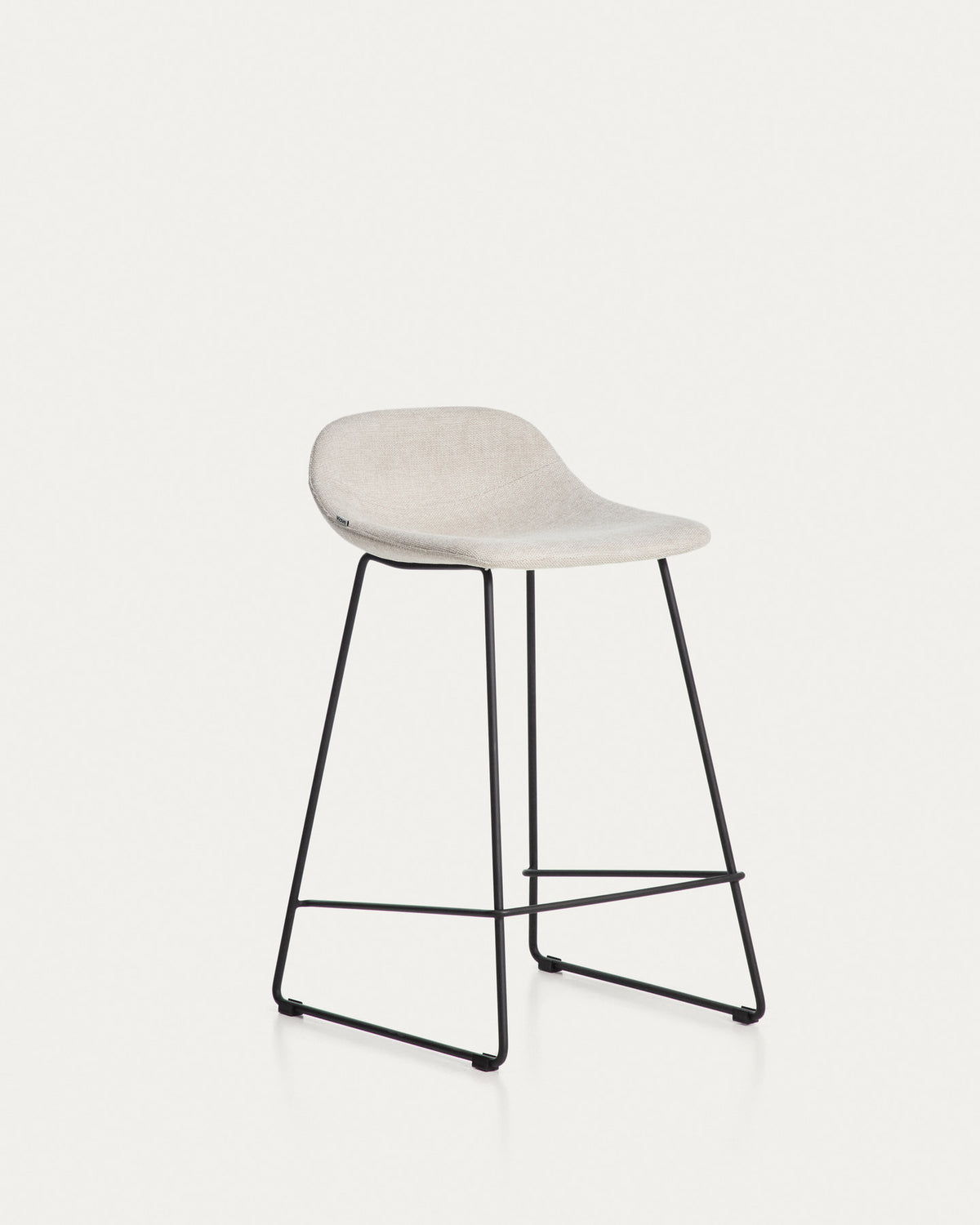Hocker Zahara mit beiger Chenille und Stahlbeinen mit schwarzem Finish, 65 cm, FSC 100 % in Beige präsentiert im Onlineshop von KAQTU Design AG. Barhocker ist von Kave Home