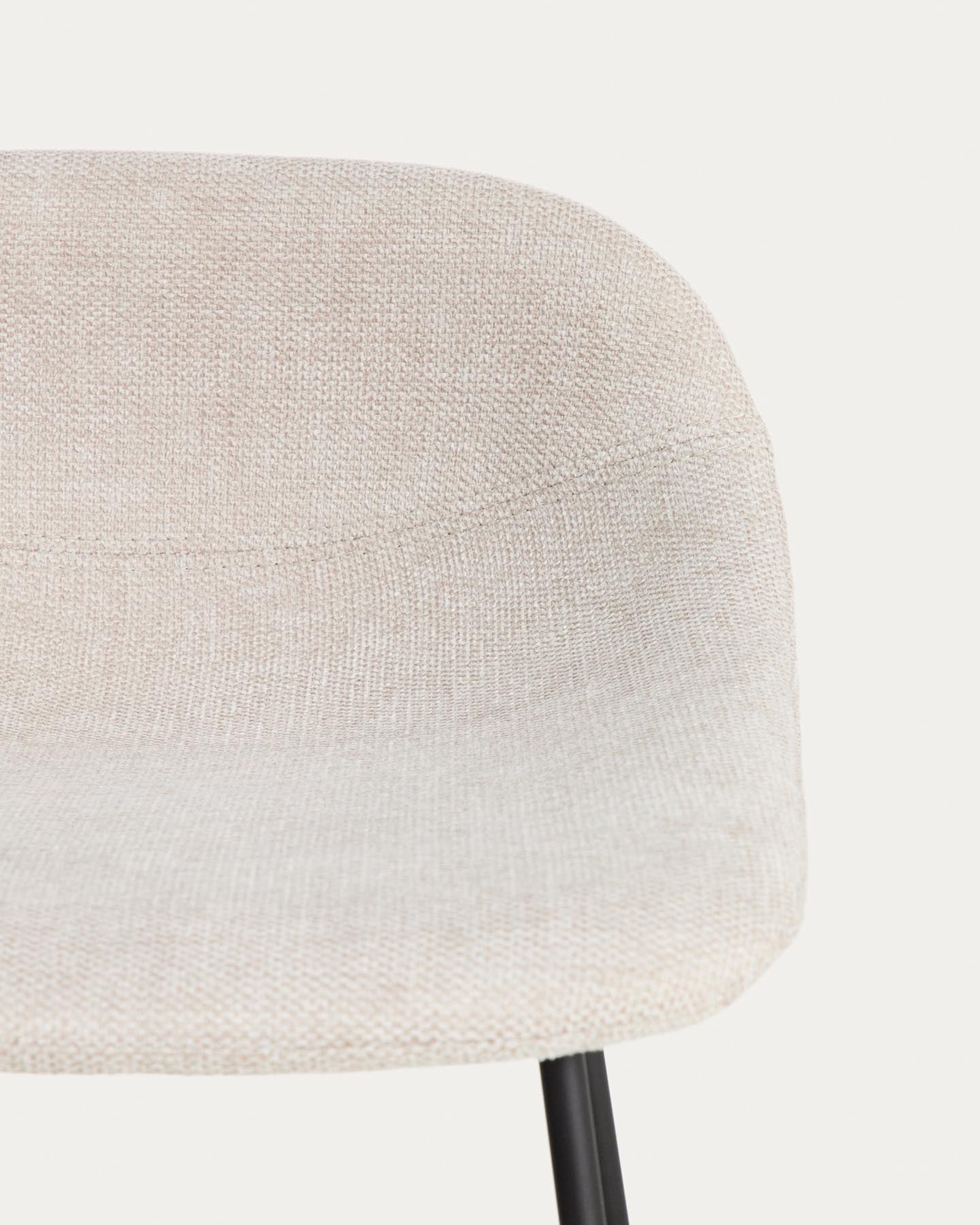 Hocker Zahara mit beiger Chenille und Stahlbeinen mit schwarzem Finish, 65 cm, FSC 100 % in Beige präsentiert im Onlineshop von KAQTU Design AG. Barhocker ist von Kave Home