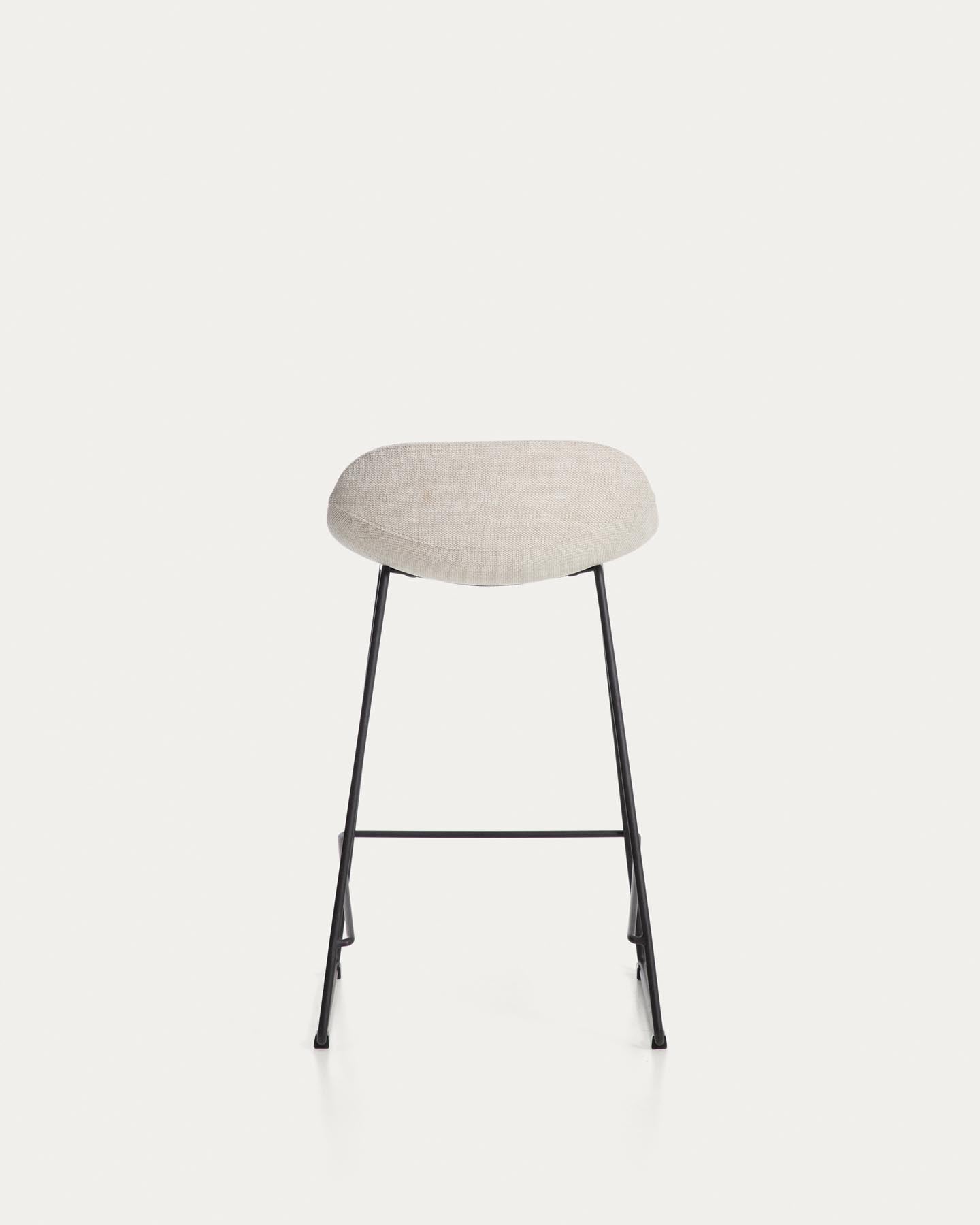 Hocker Zahara mit beiger Chenille und Stahlbeinen mit schwarzem Finish, 65 cm, FSC 100 % in Beige präsentiert im Onlineshop von KAQTU Design AG. Barhocker ist von Kave Home
