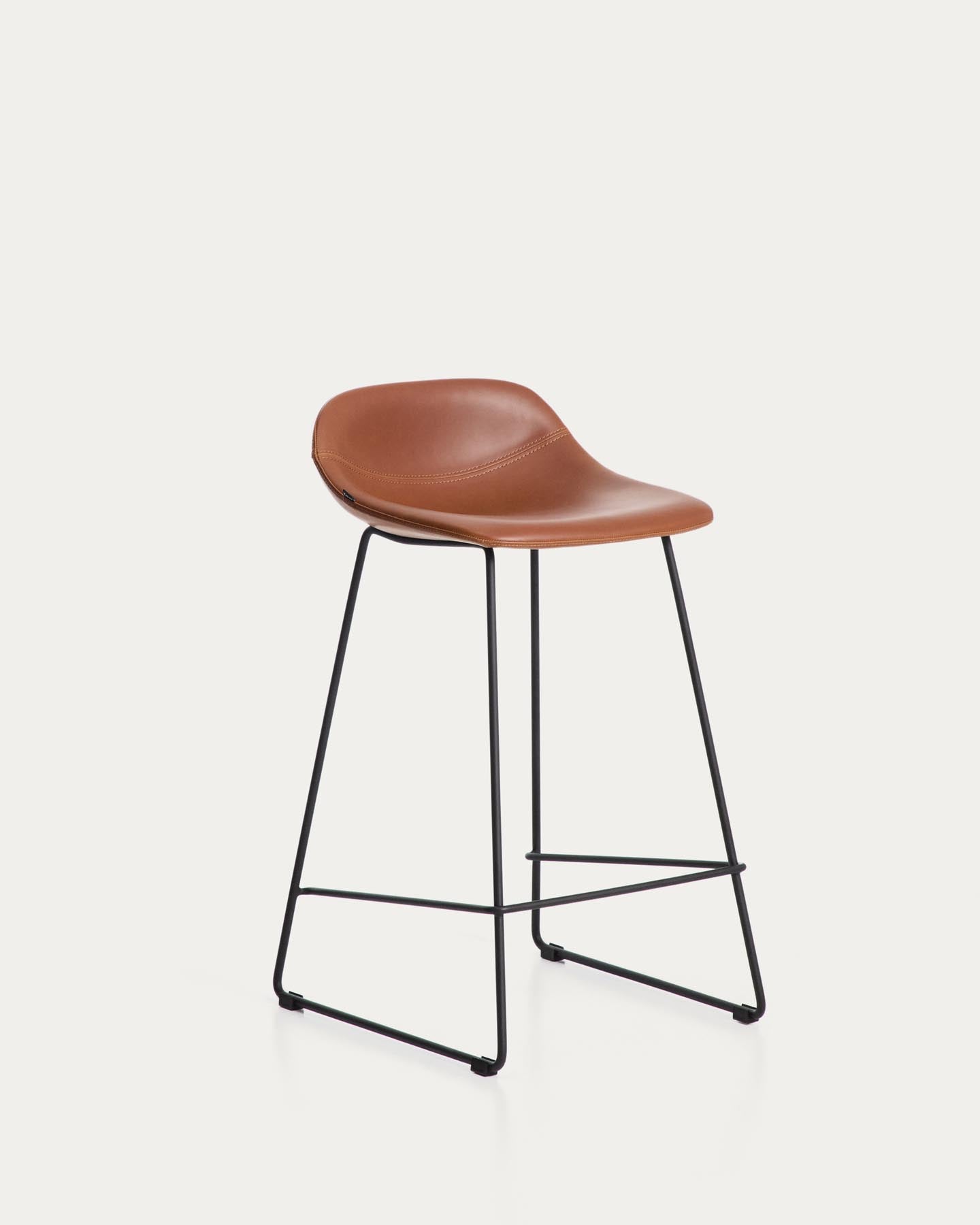 Hocker Zahara mit braunem Polyurethan und Stahlbeinen mit schwarzem Finish, 76 cm, FSC 100 % in Braun präsentiert im Onlineshop von KAQTU Design AG. Barhocker ist von Kave Home