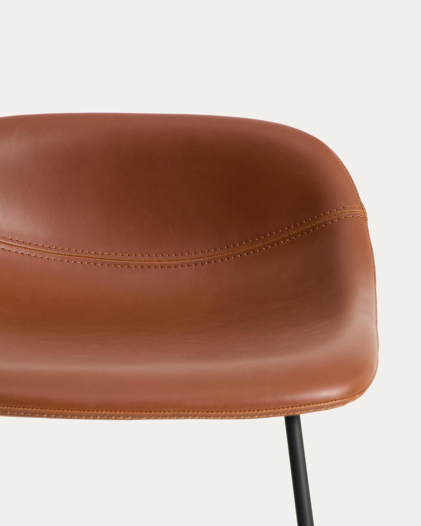 Hocker Zahara mit braunem Polyurethan und Stahlbeinen mit schwarzem Finish, 76 cm, FSC 100 % in Braun präsentiert im Onlineshop von KAQTU Design AG. Barhocker ist von Kave Home