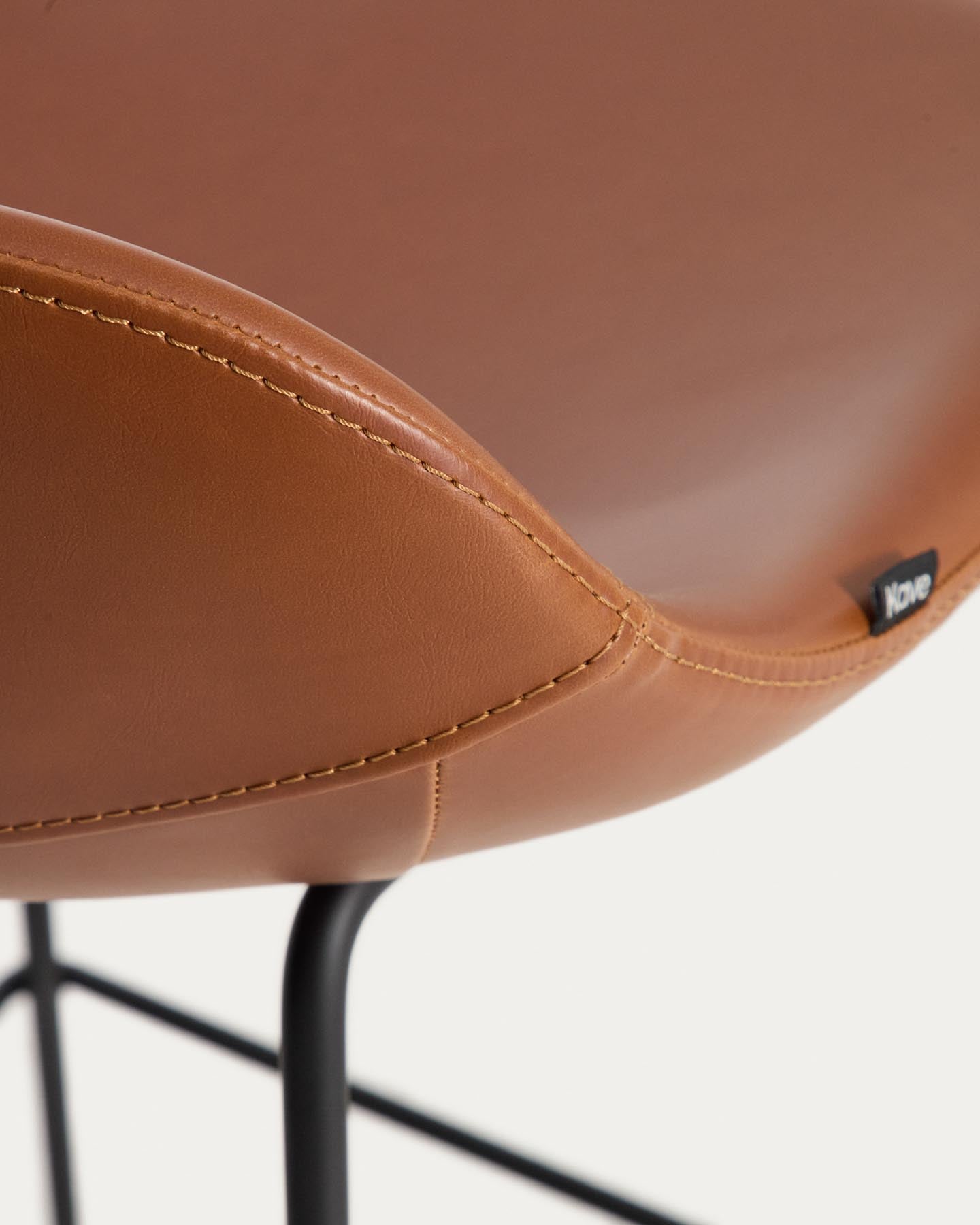 Hocker Zahara mit braunem Polyurethan und Stahlbeinen mit schwarzem Finish, 76 cm, FSC 100 % in Braun präsentiert im Onlineshop von KAQTU Design AG. Barhocker ist von Kave Home